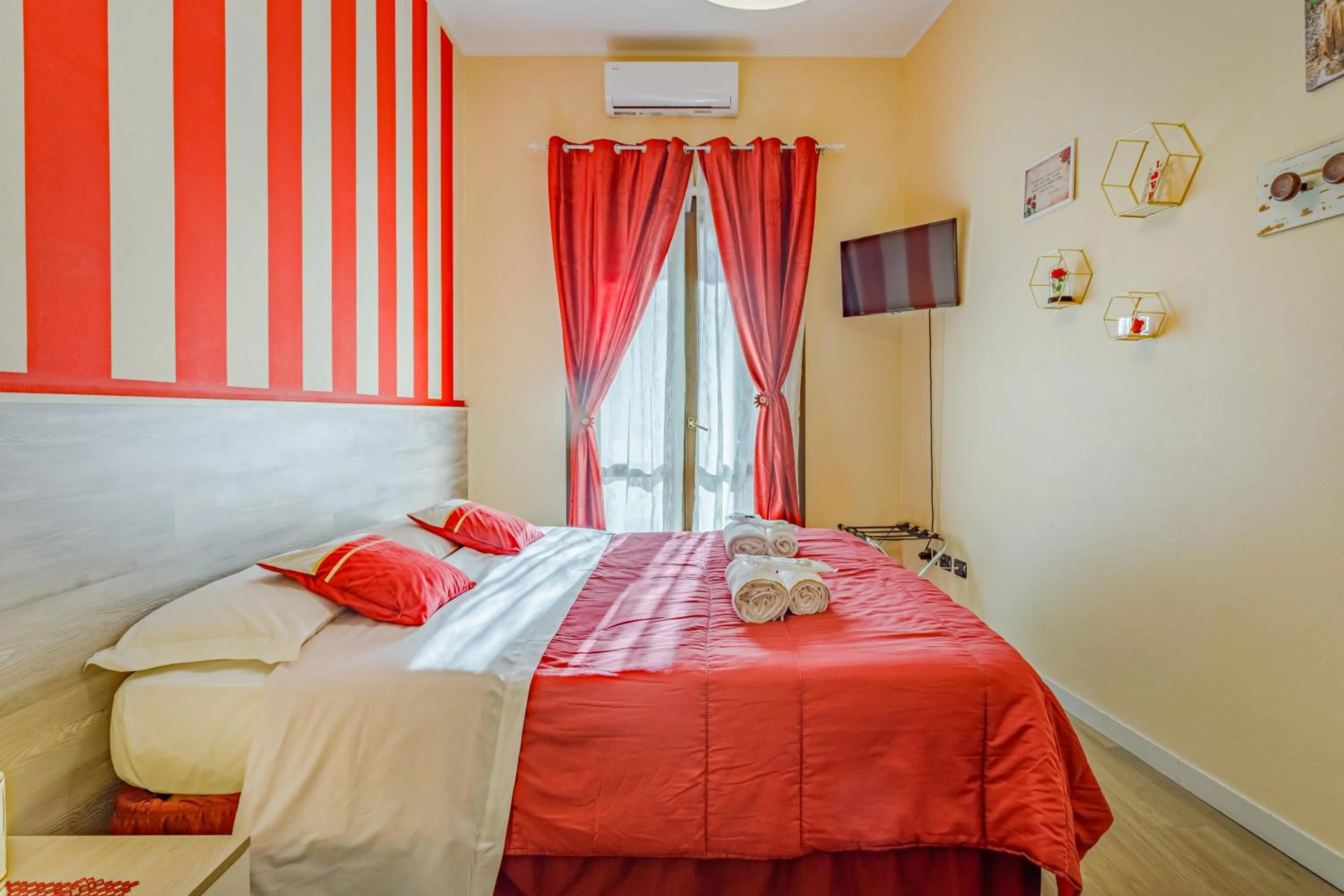 Bed in OPERA et LOVE - 200m dall'Arena con convenzione per Parcheggio e Colazione in pasticceria adiacente