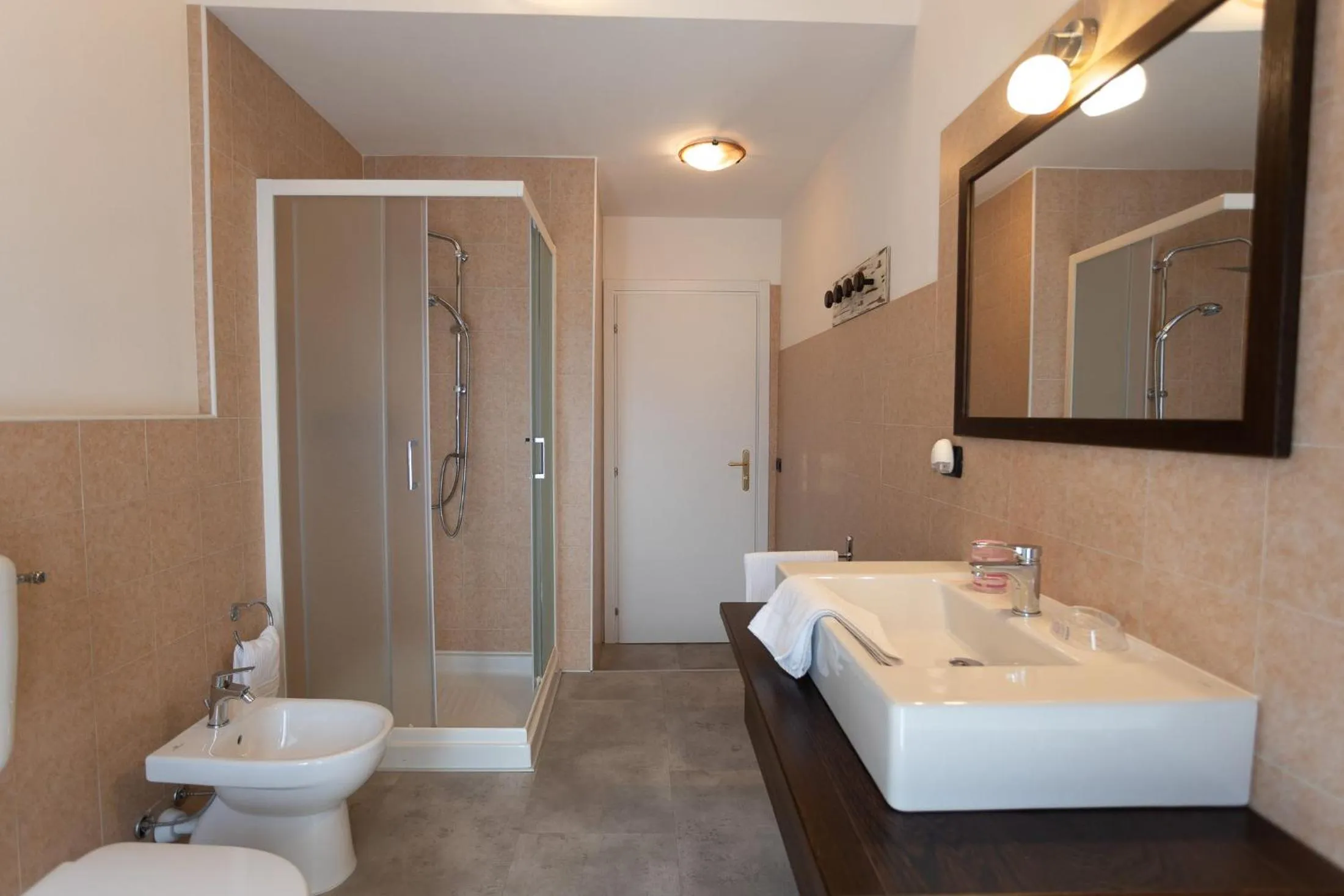 Shower in L'OPERA ROOMS