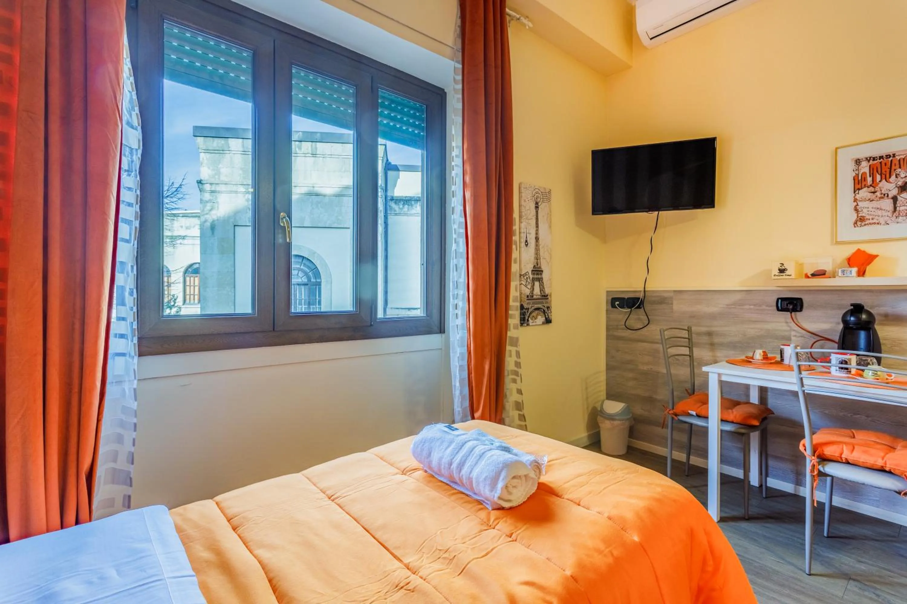 Bed in OPERA et LOVE - 200m dall'Arena con convenzione per Parcheggio e Colazione in pasticceria adiacente