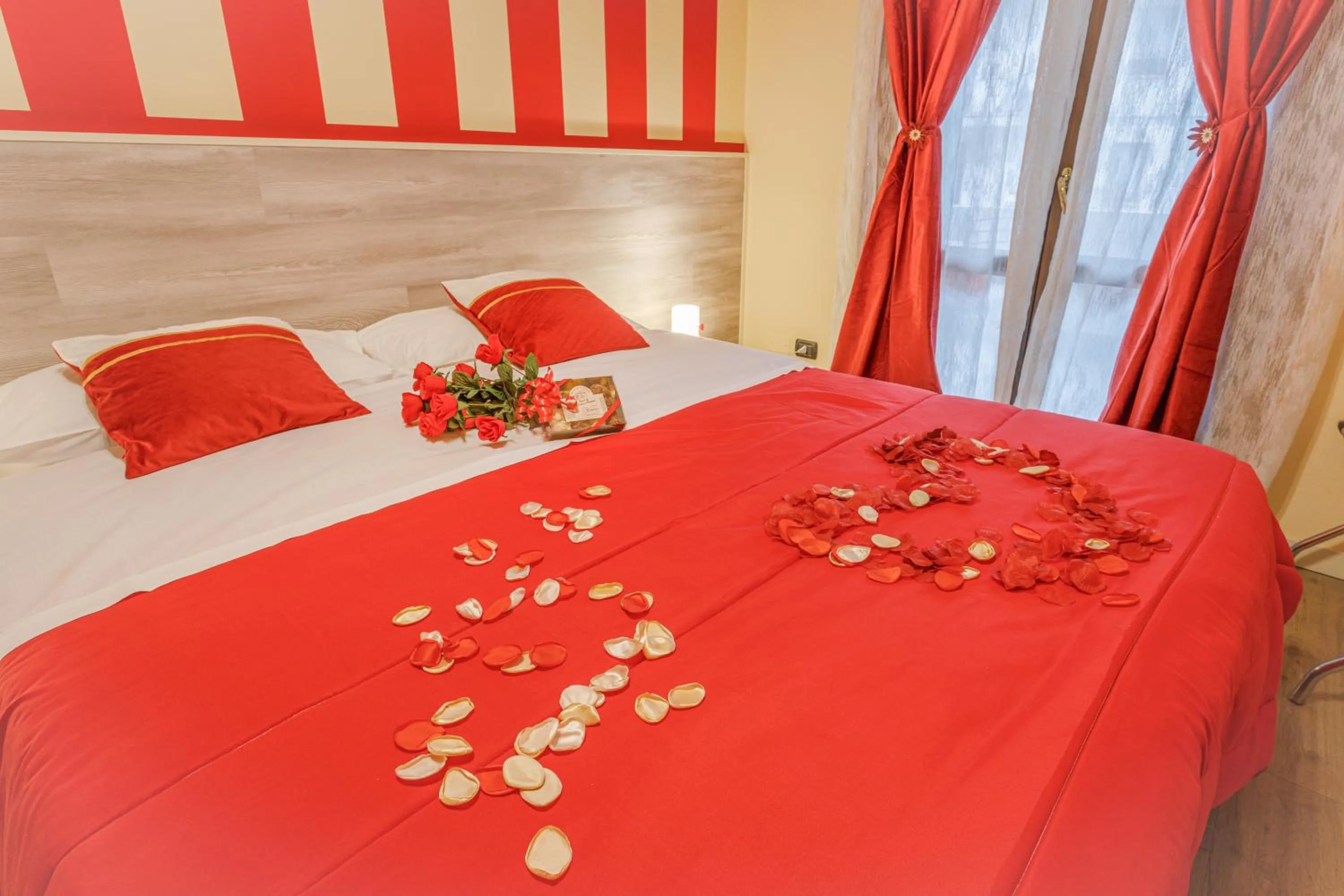 Bed in OPERA et LOVE - 200m dall'Arena con convenzione per Parcheggio e Colazione in pasticceria adiacente