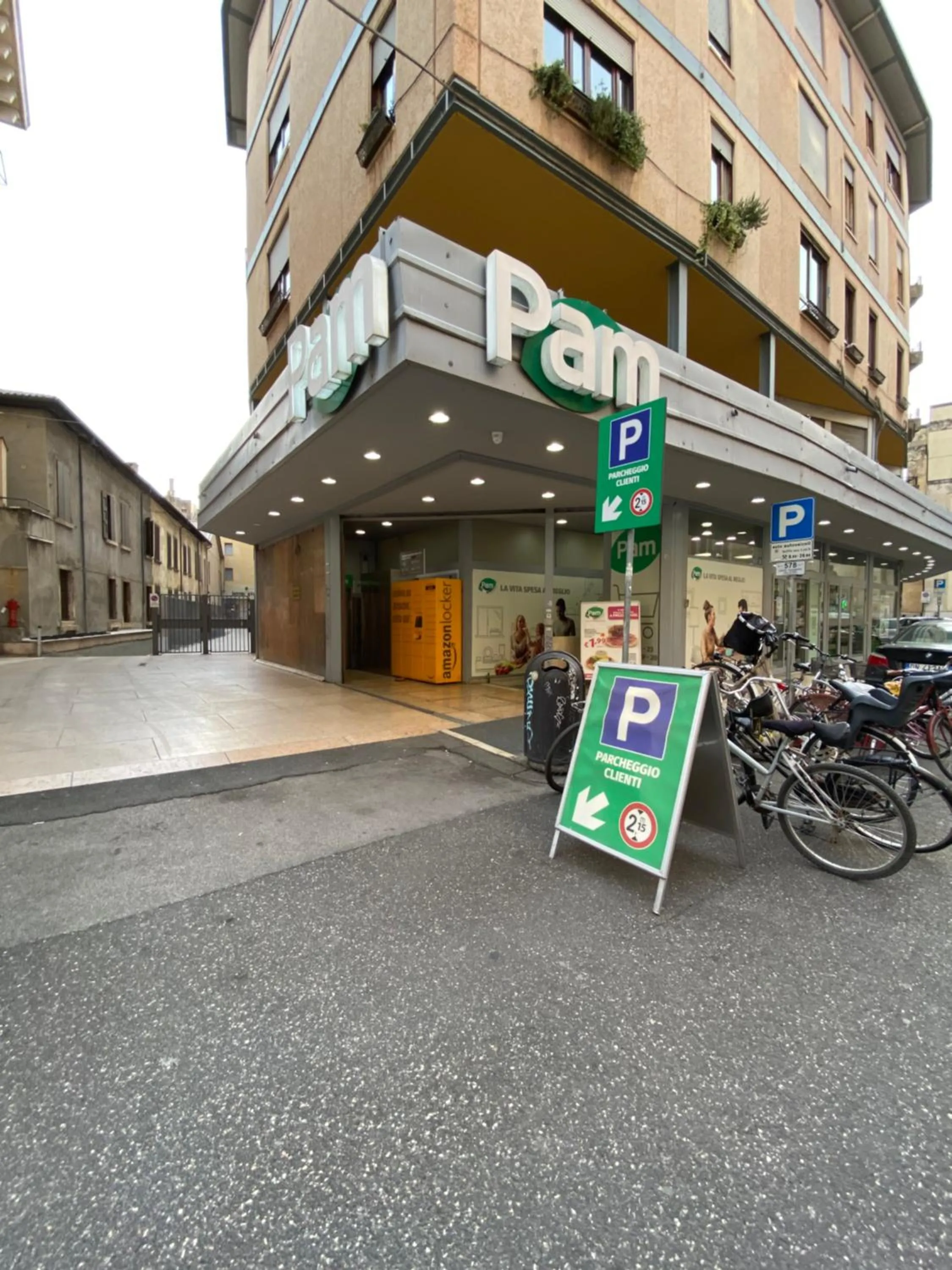 Supermarket/grocery shop in L'OPERA ROOMS