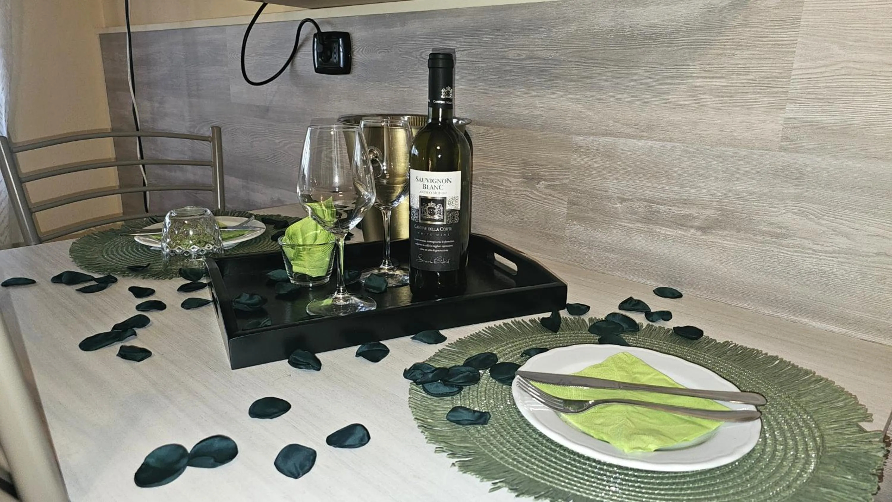 Food and drinks in Opera et Love