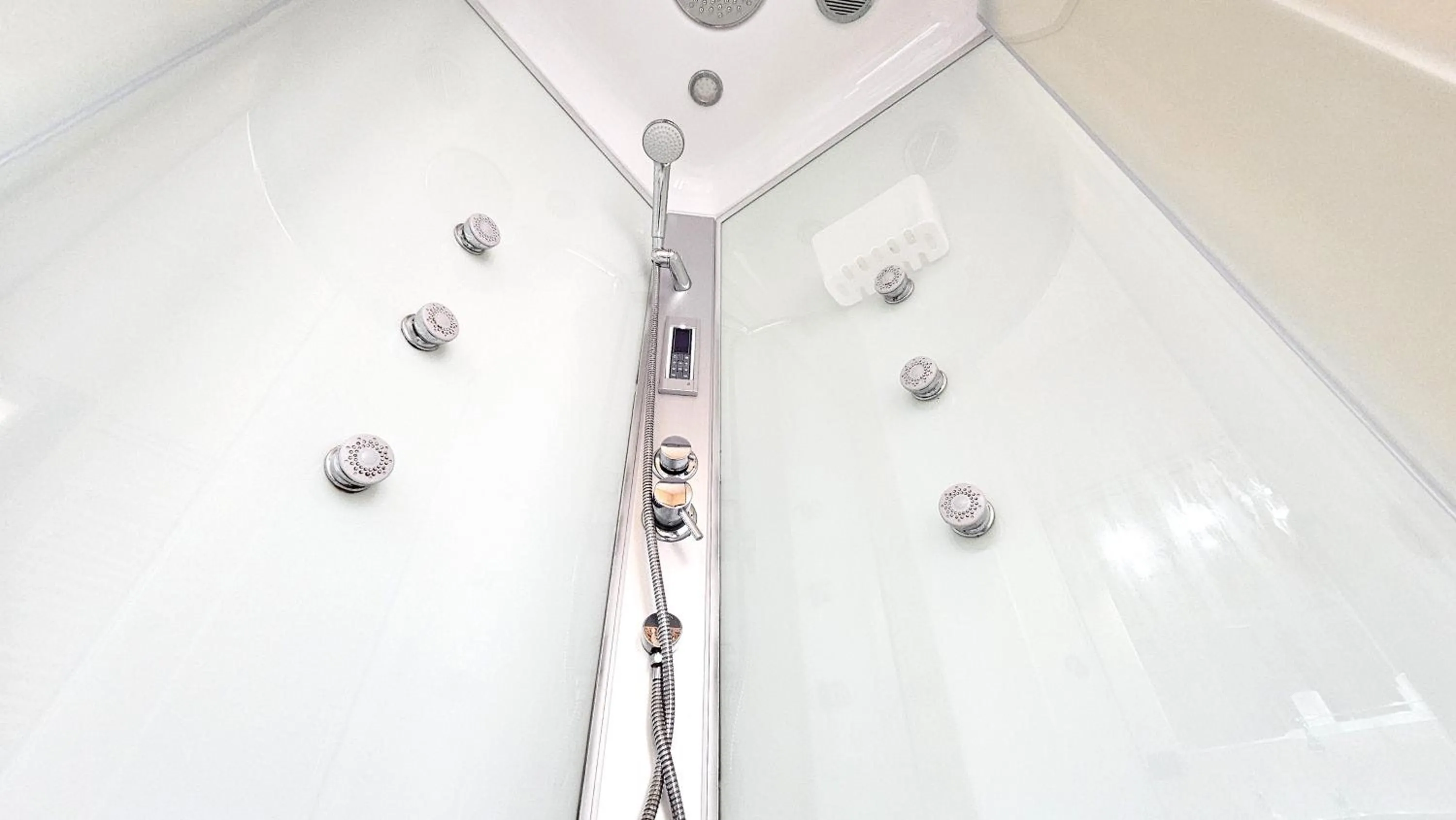 Shower in Opera et Love