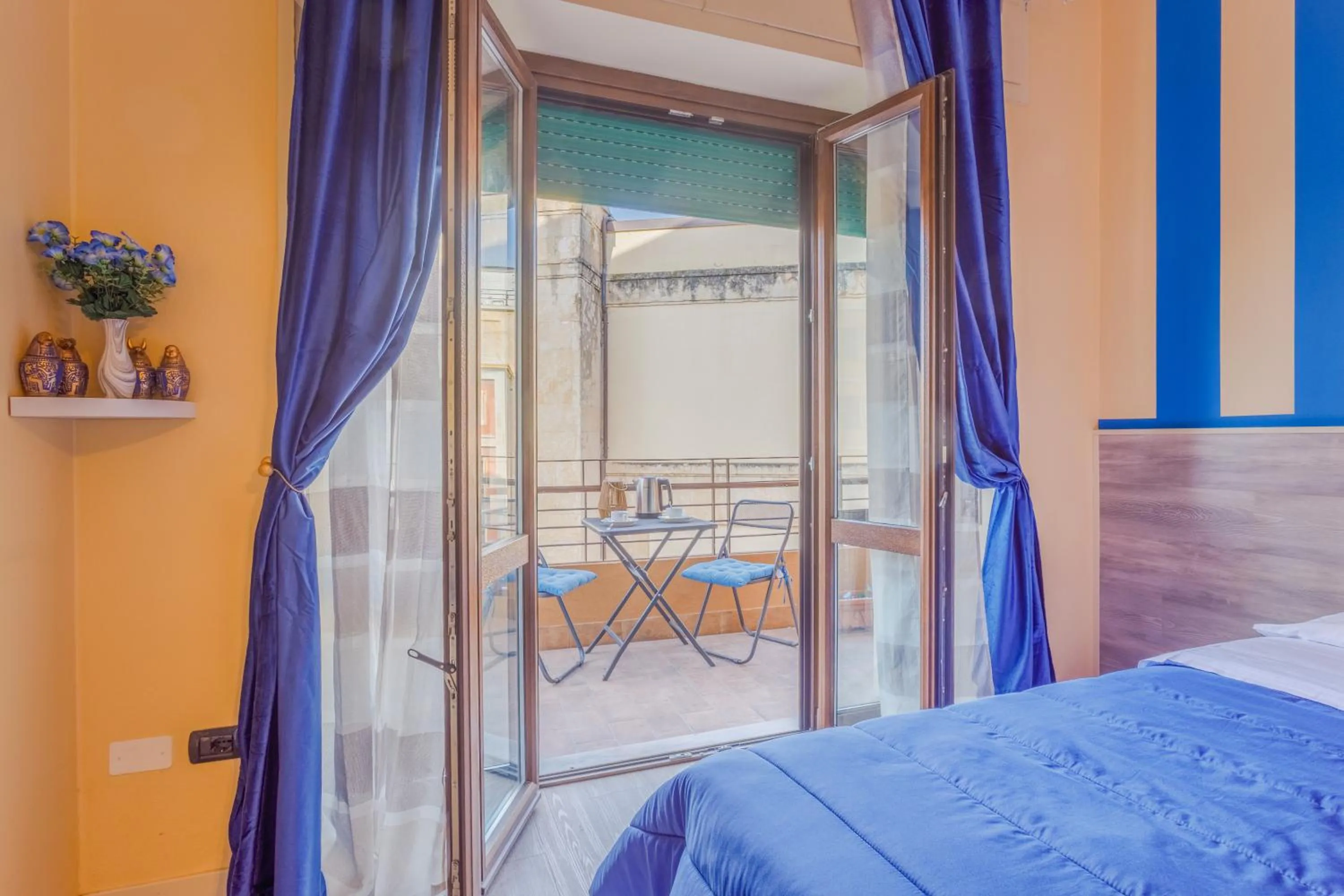 Bed in OPERA et LOVE - 200m dall'Arena con convenzione per Parcheggio e Colazione in pasticceria adiacente