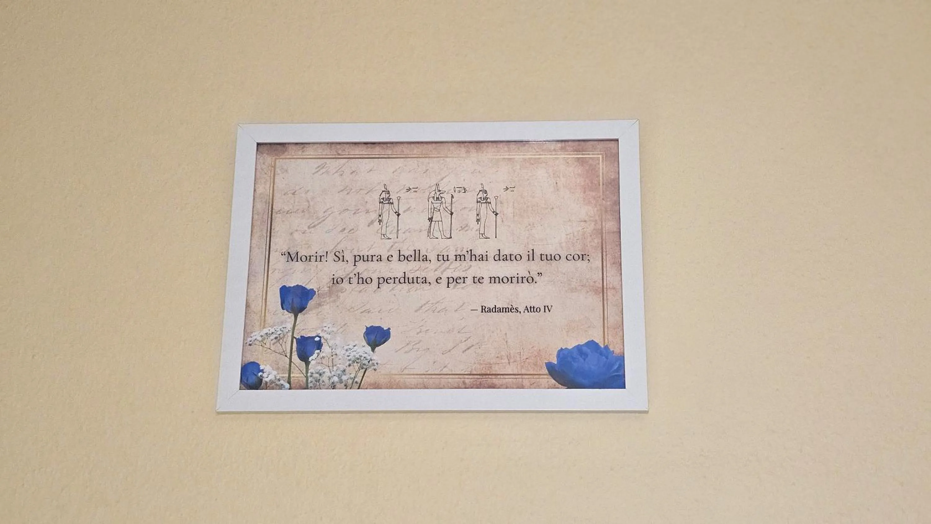 Decorative detail in Opera et Love