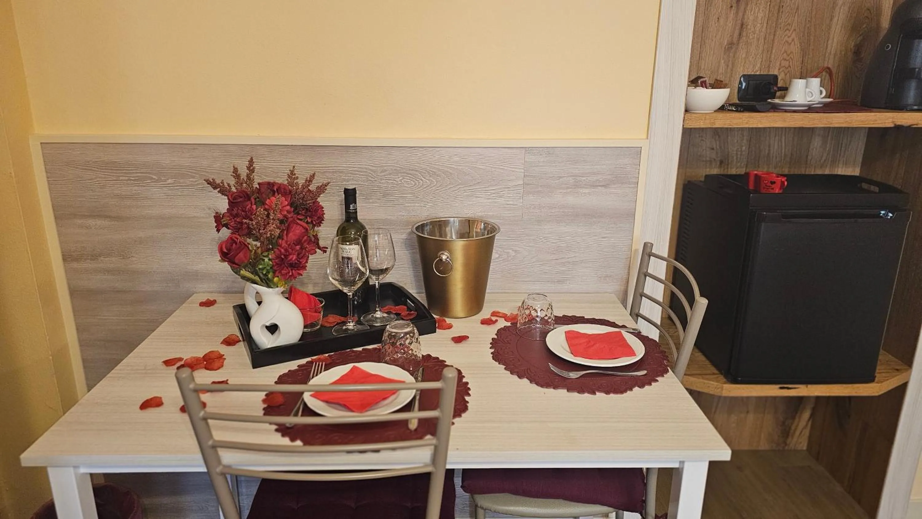 Coffee/tea facilities in Opera et Love