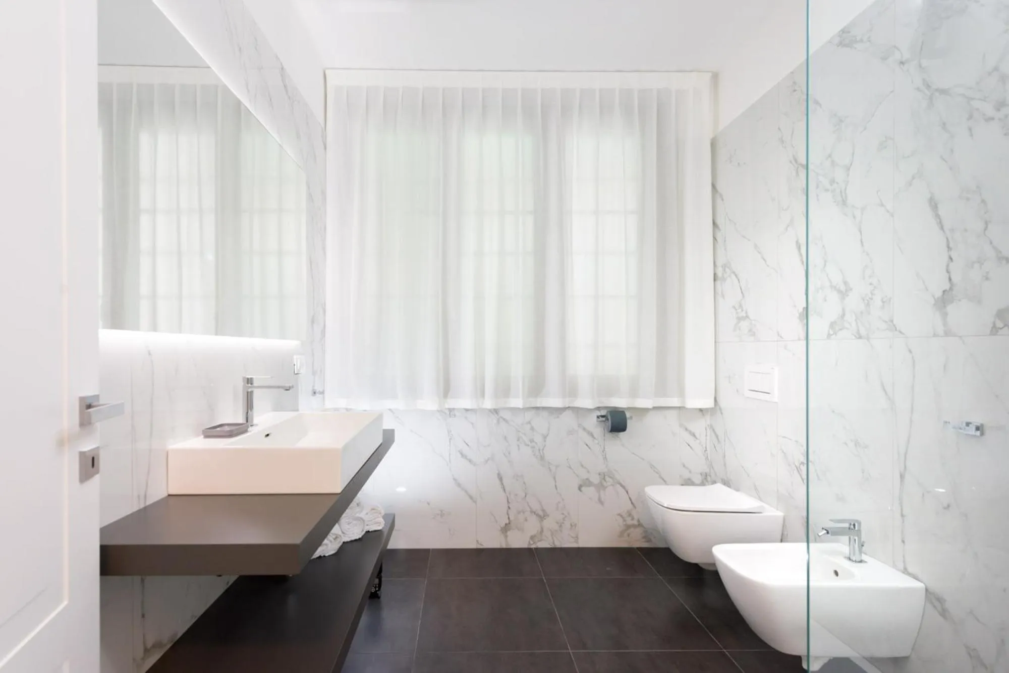 Shower in TURINHOMETOWN Residence Apartments