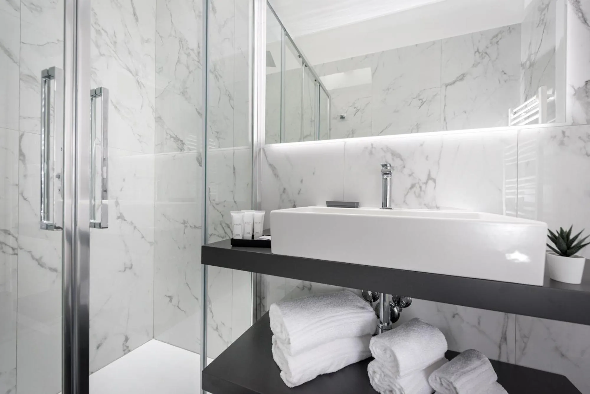 Shower in TURINHOMETOWN Residence Apartments