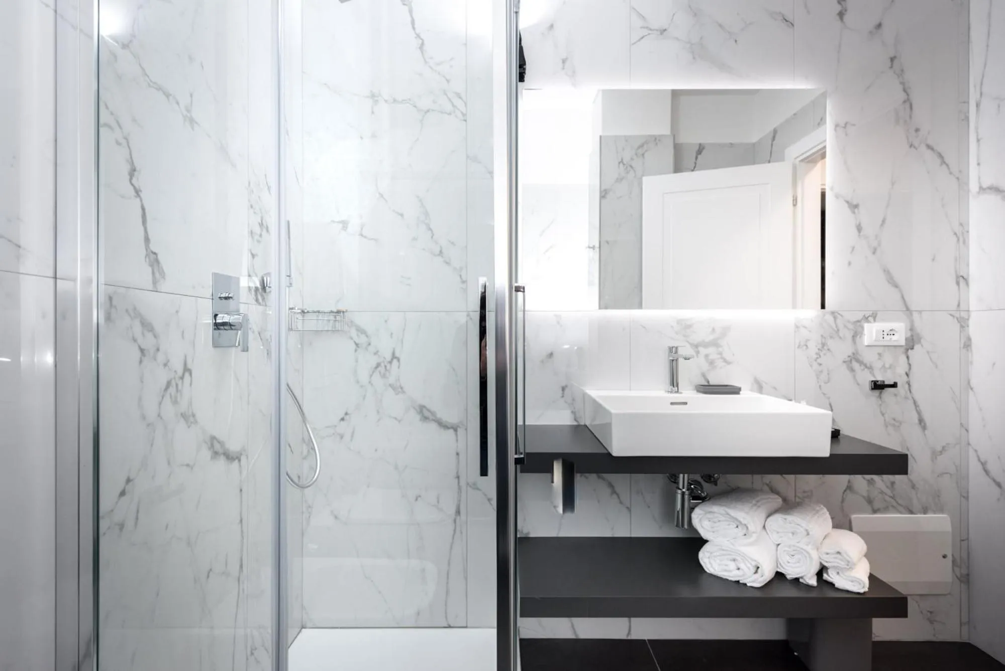 Shower in TURINHOMETOWN Residence Apartments