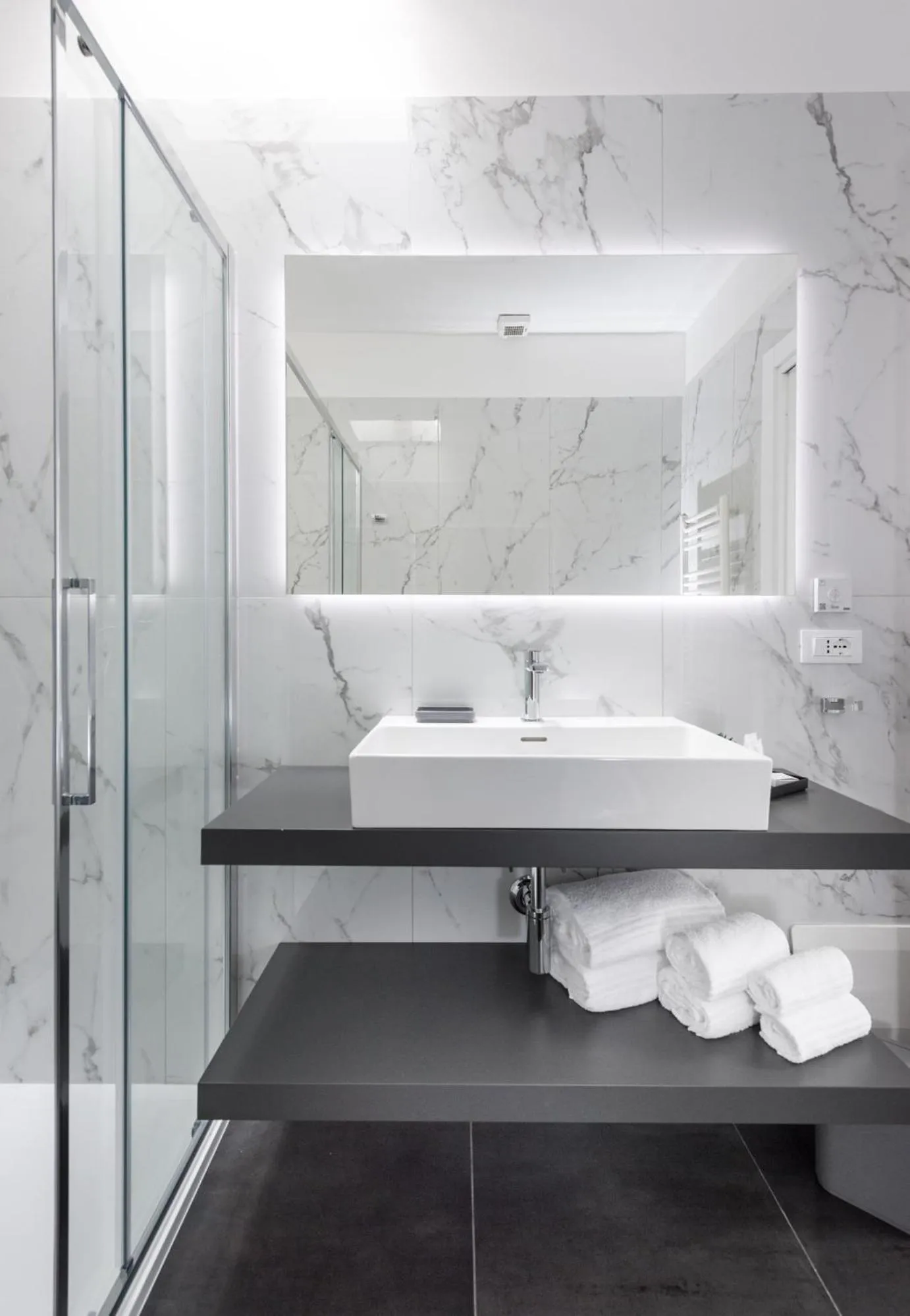 Shower in TURINHOMETOWN Residence Apartments