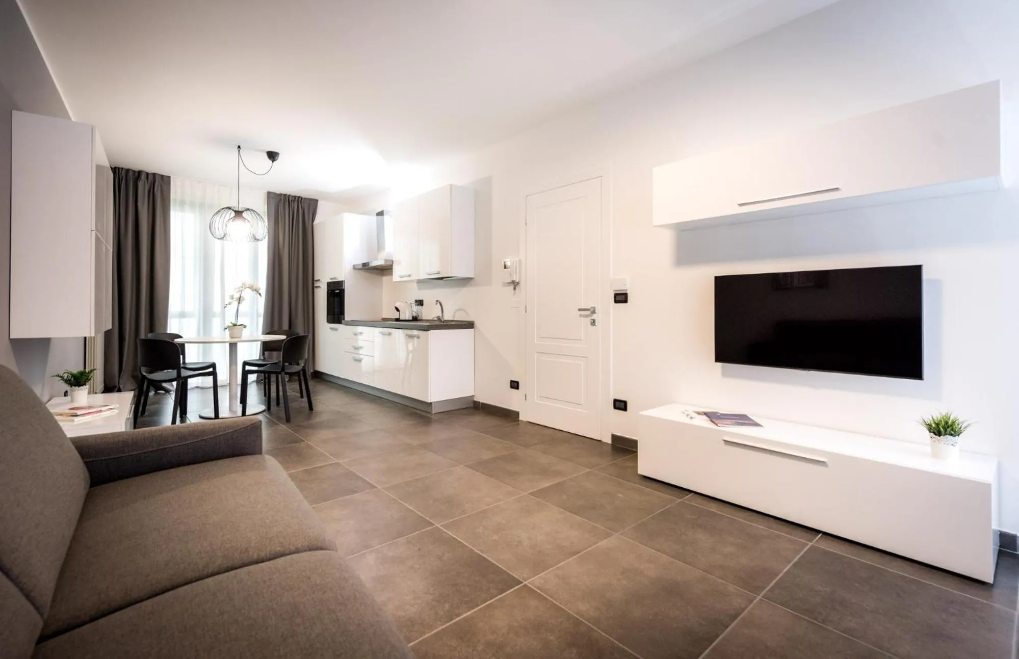 TV and multimedia in TURINHOMETOWN Residence Apartments