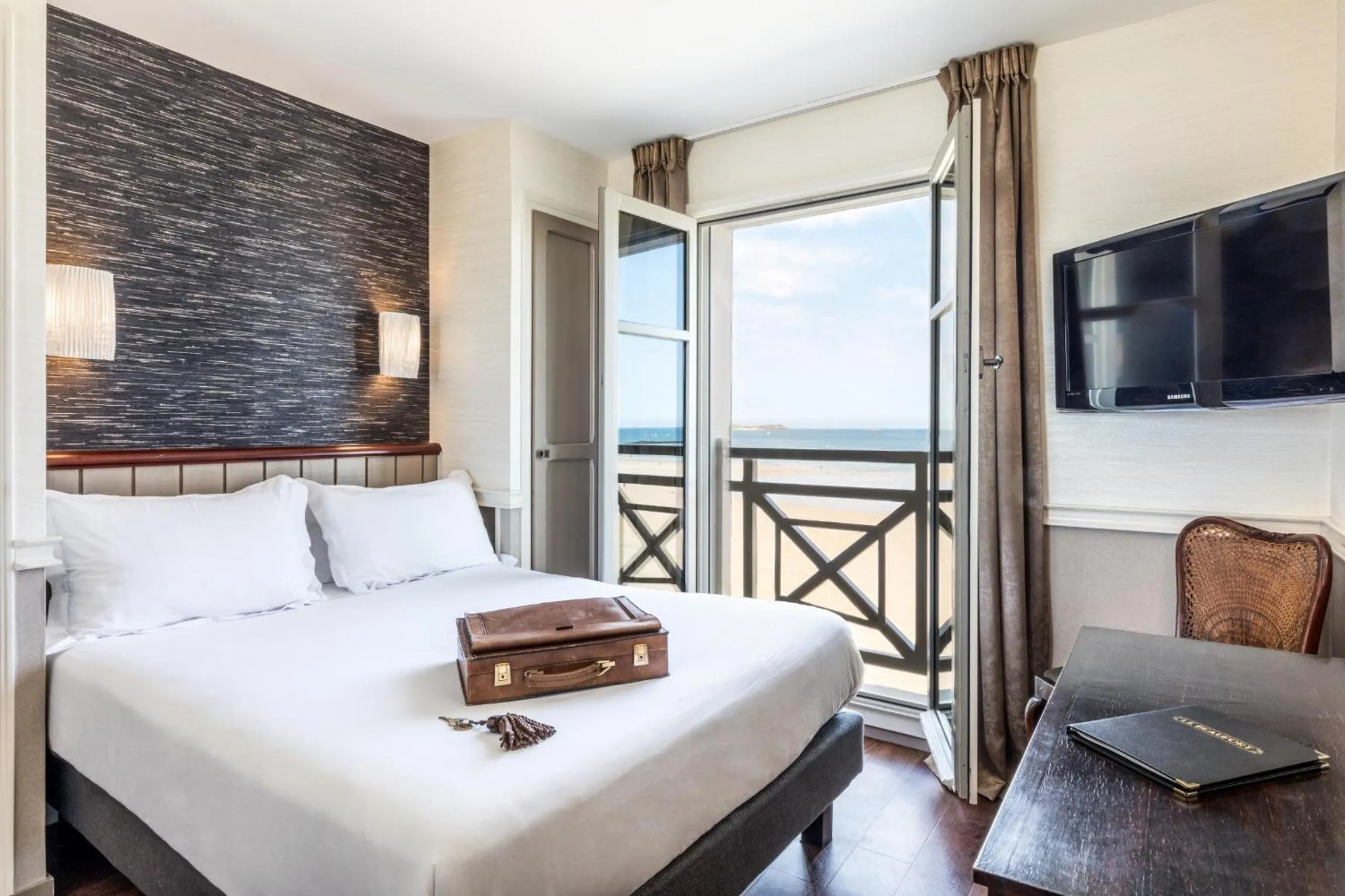 Photo of the whole room, Bed in Hôtel Le Beaufort