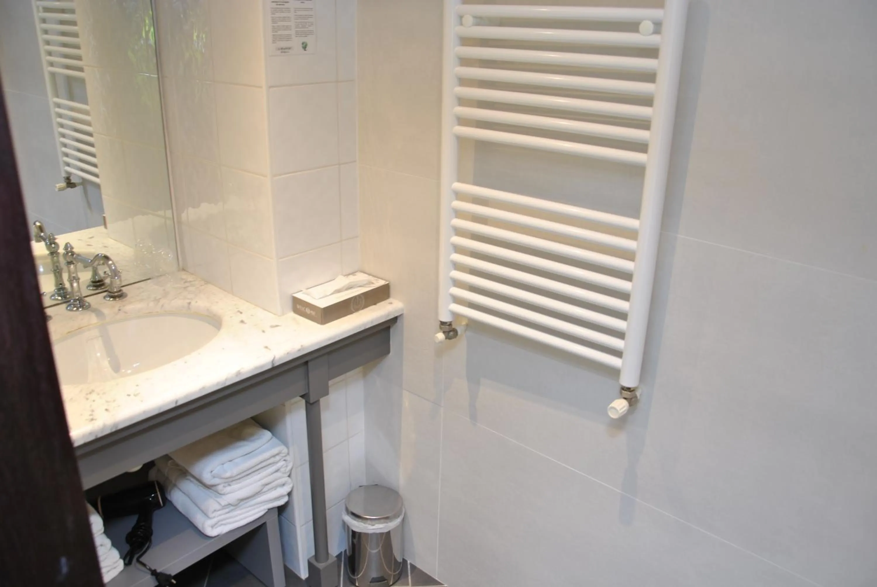 Shower in Hôtel Le Beaufort