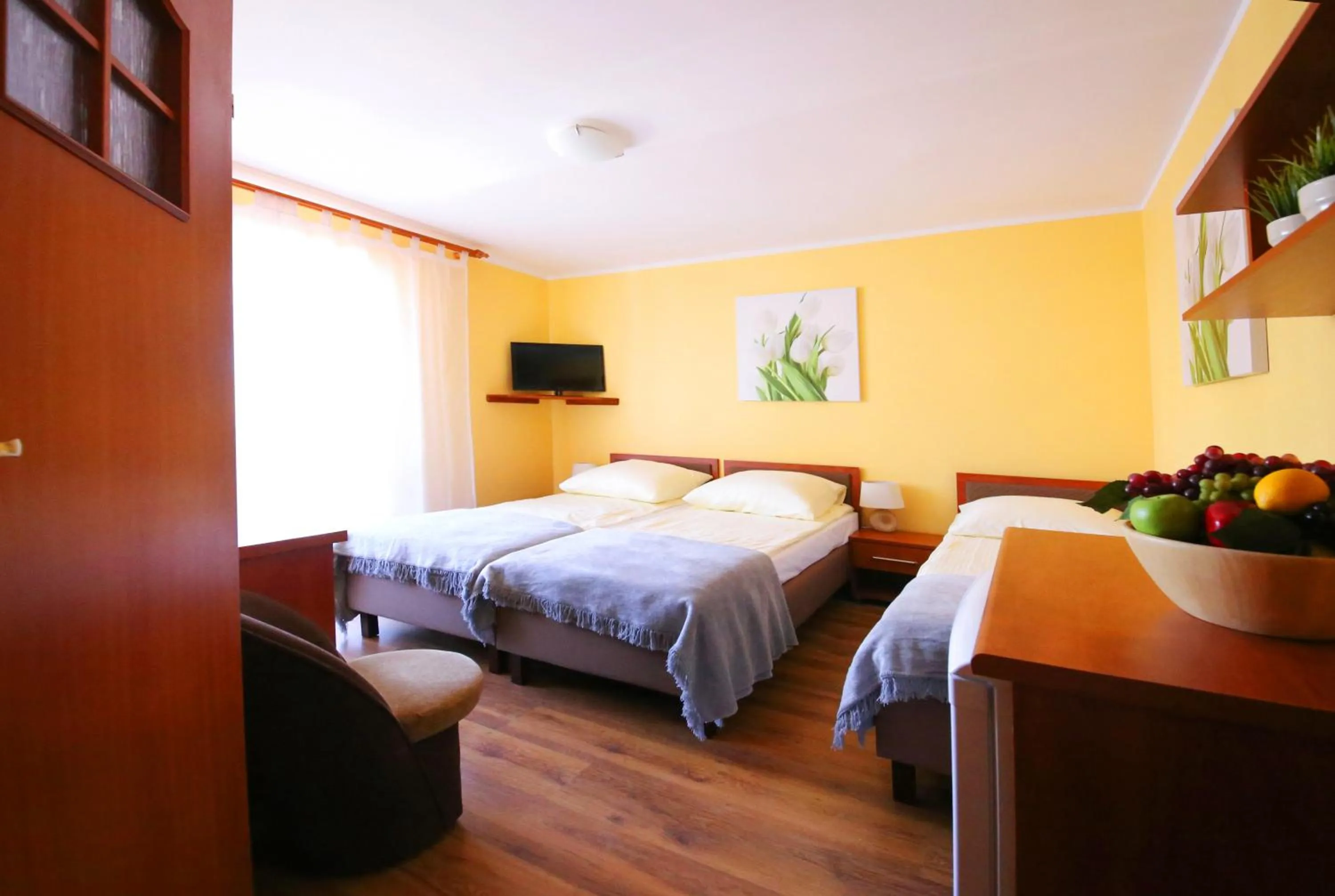 Photo of the whole room in Willa Mona