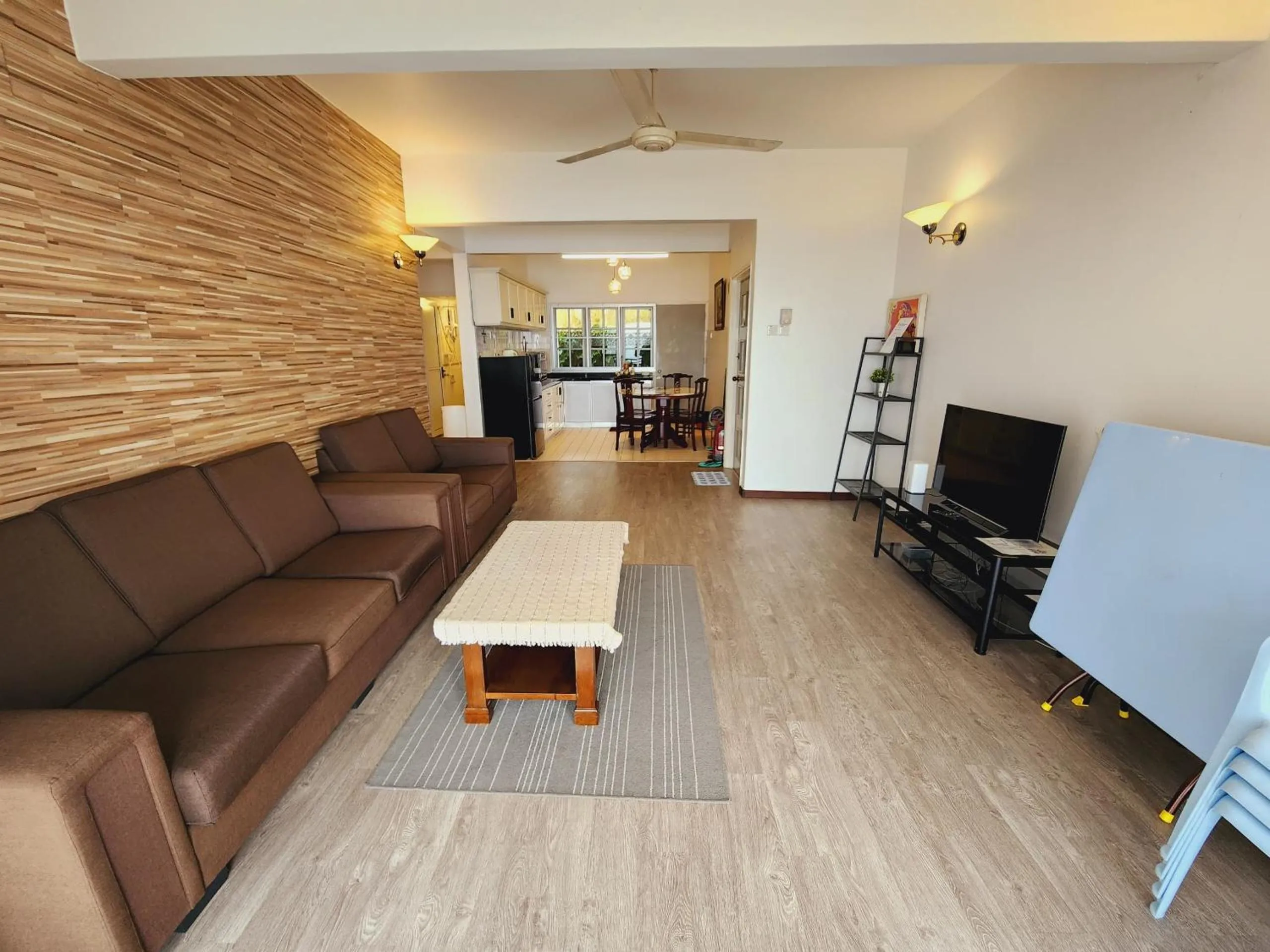 TV and multimedia in Little England B5-2 Fraser Panorama