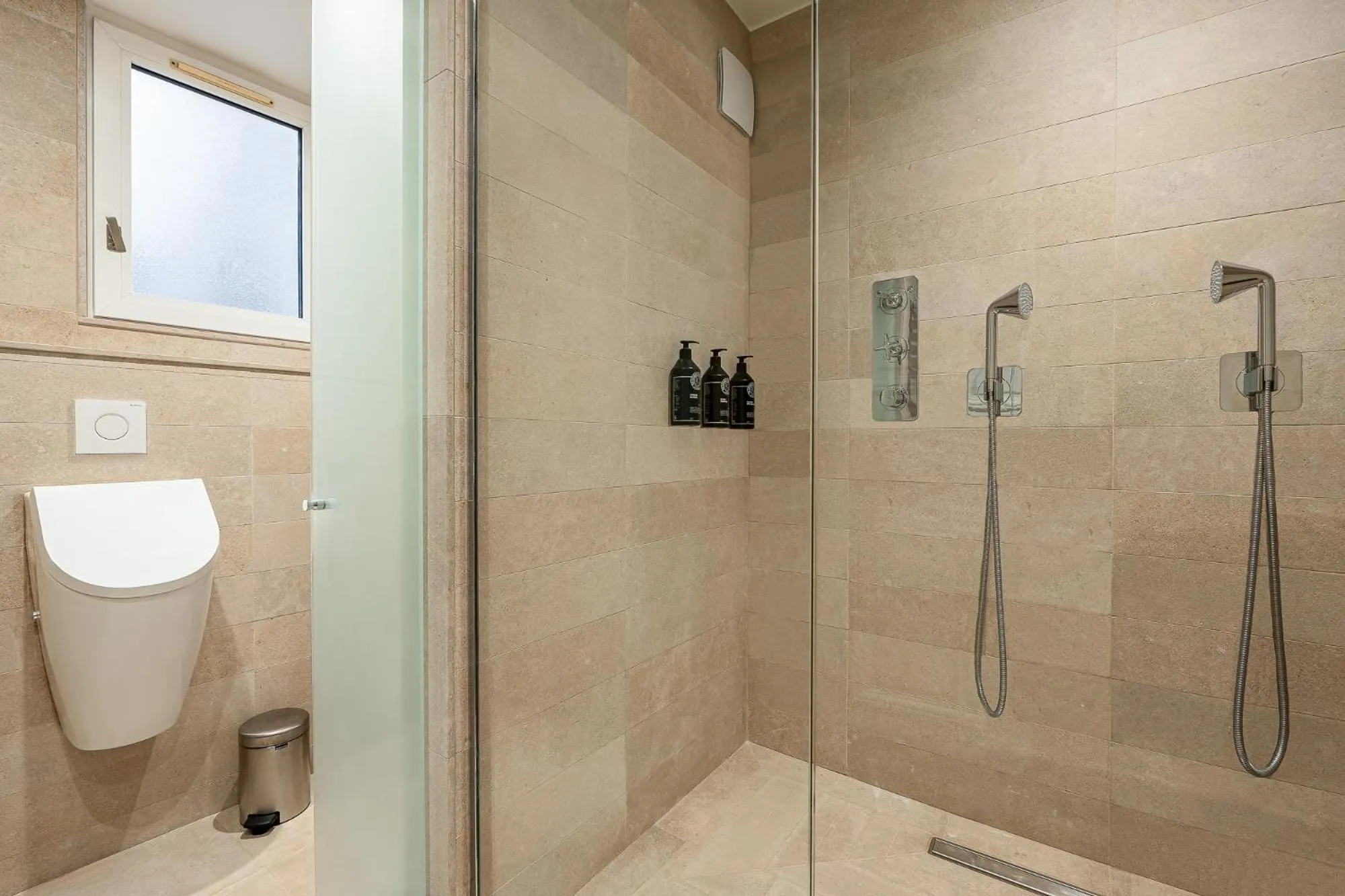 Shower in Hotel Résidence Des Arts - Saint-Germain