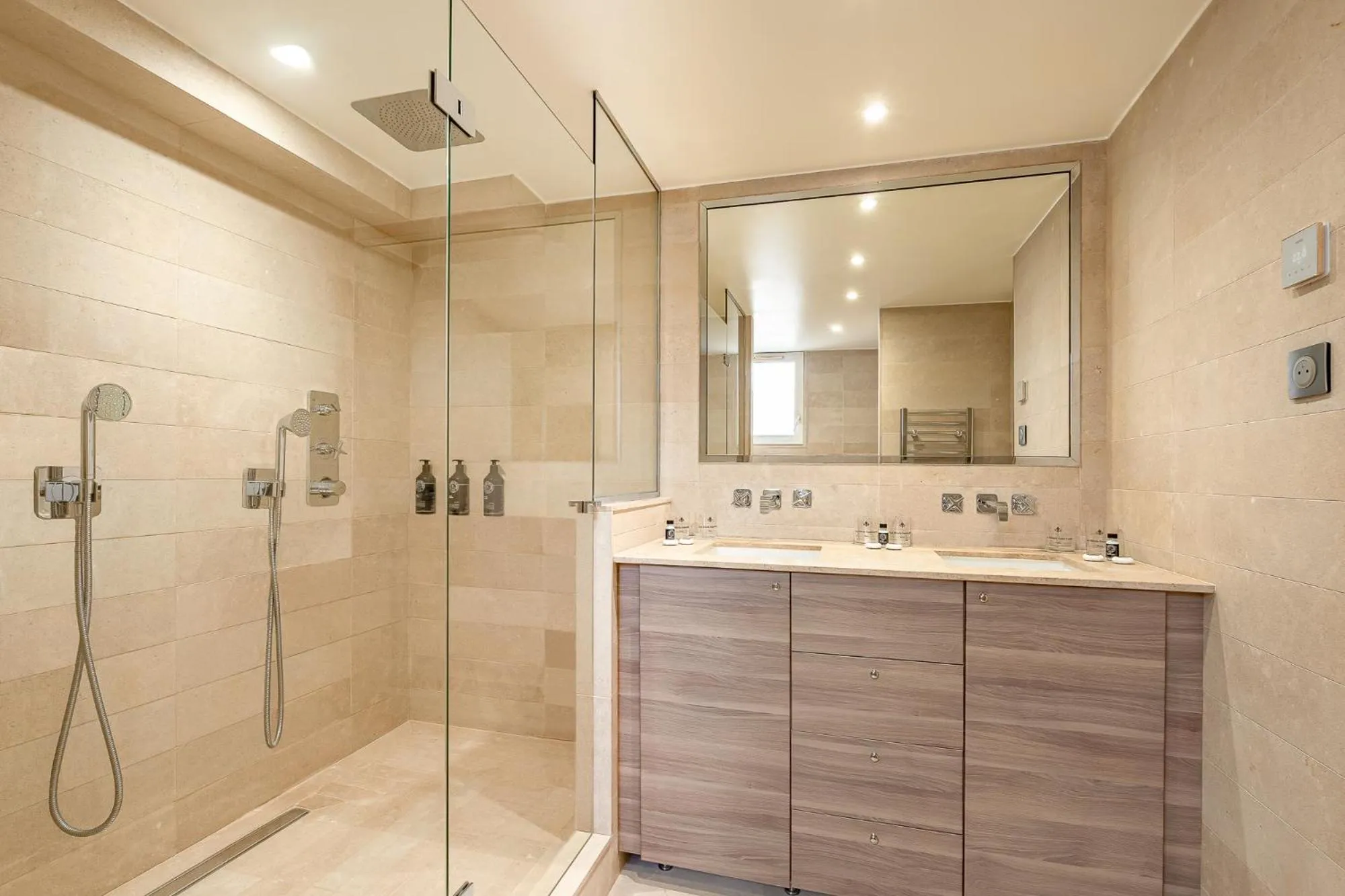 Shower in Hotel Résidence Des Arts - Saint-Germain