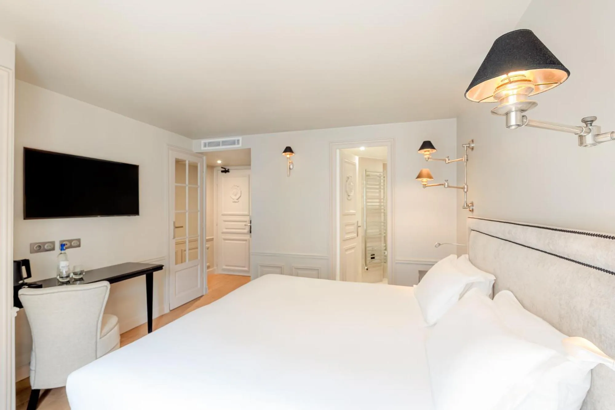 Bed in Hotel Résidence Des Arts - Saint-Germain