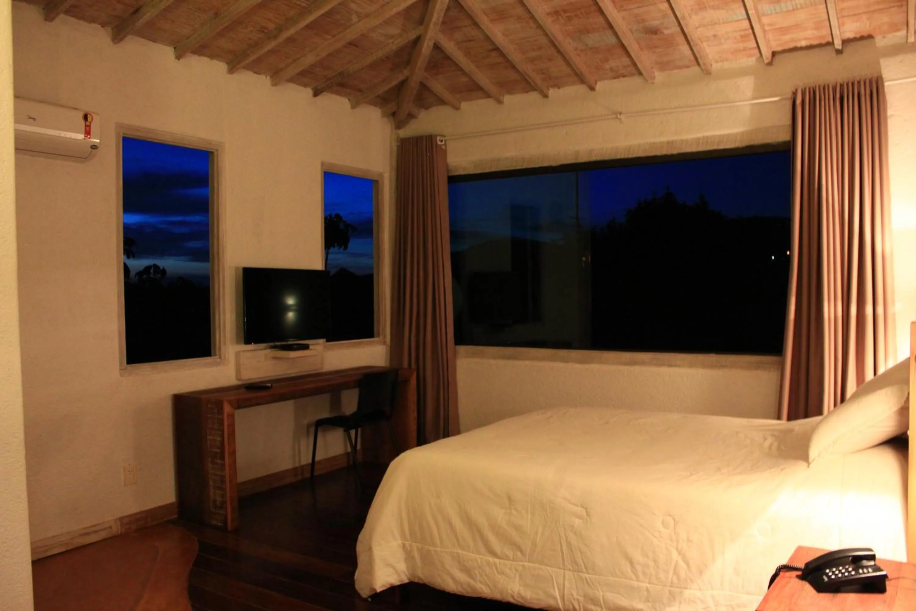 Night, Bed in Pousada Cantares