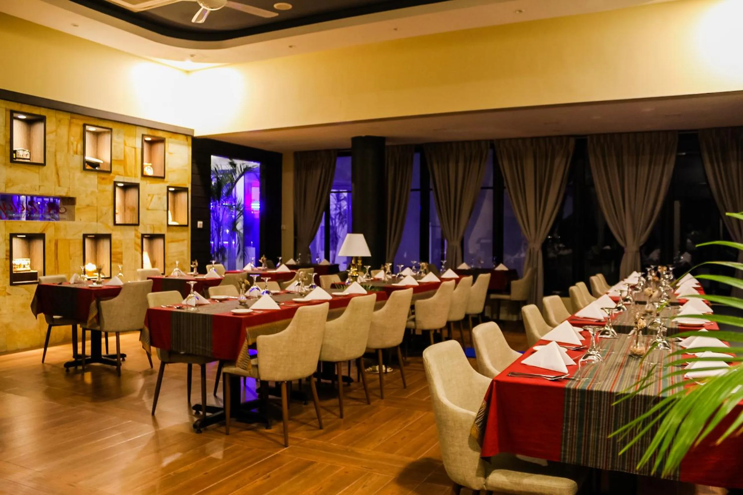 Restaurant/places to eat in Doulos Phos The Ship Hotel