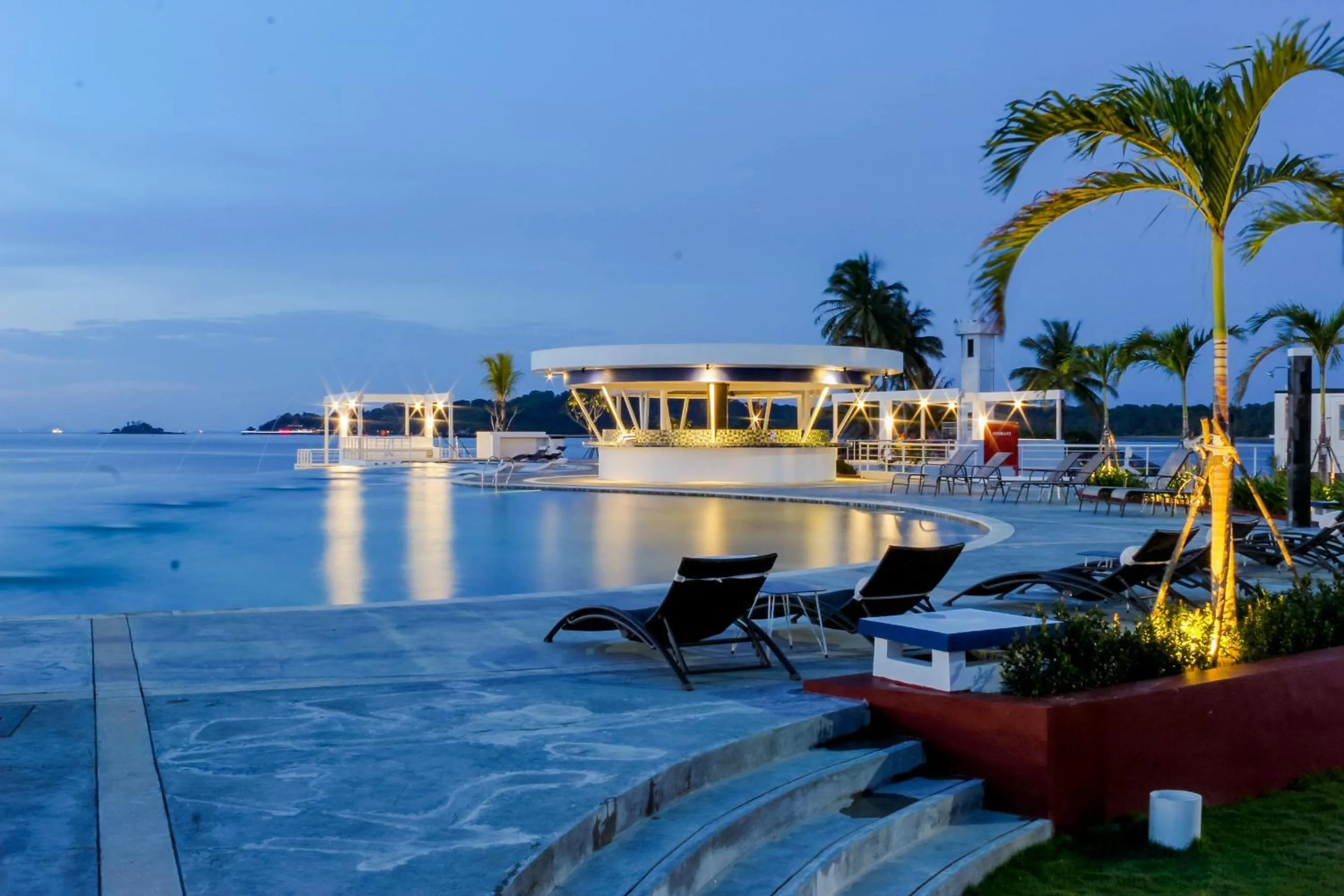 Swimming pool in Doulos Phos The Ship Hotel