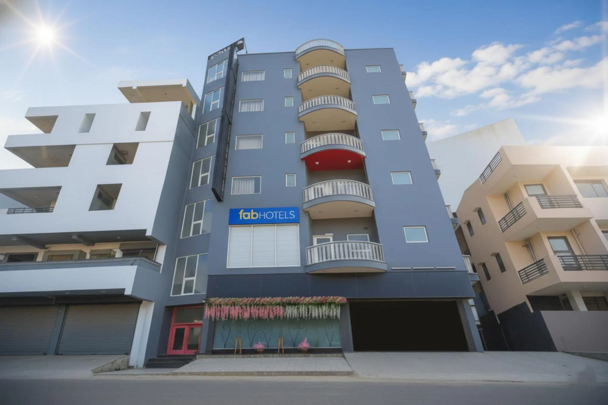 Facade/entrance in Via Royale 49