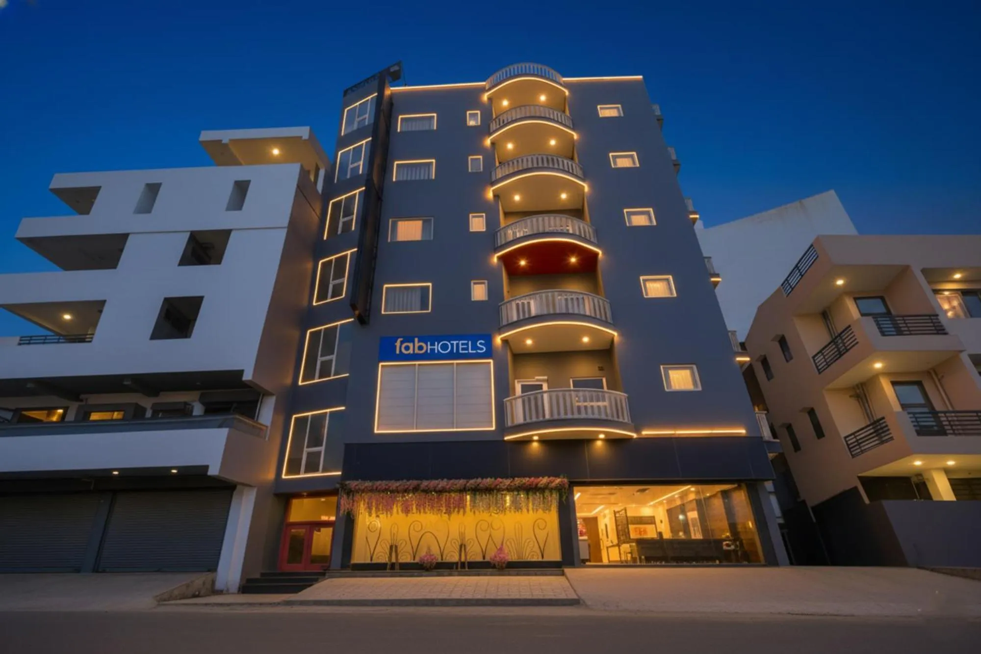 Facade/entrance in Via Royale 49