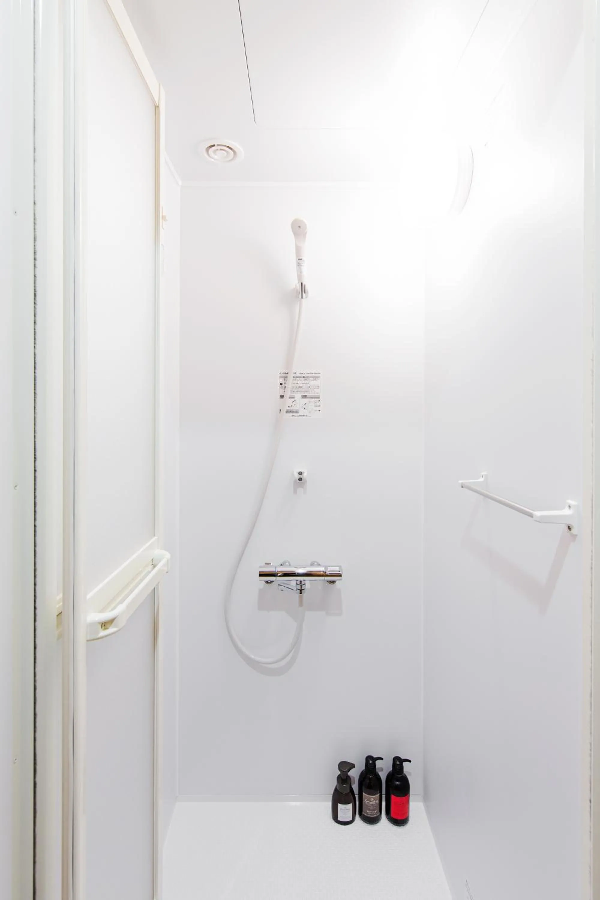 Shower in Wild Cherry Blossom-HOSTEL,TOKYO KOGANEI-