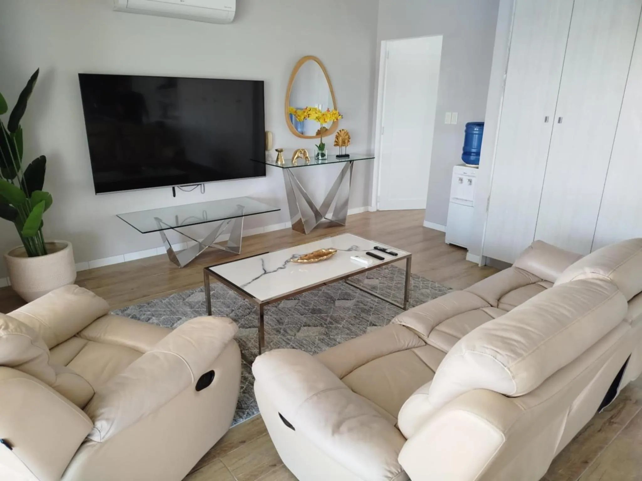 Living room in Chequers Suites Subic Bay