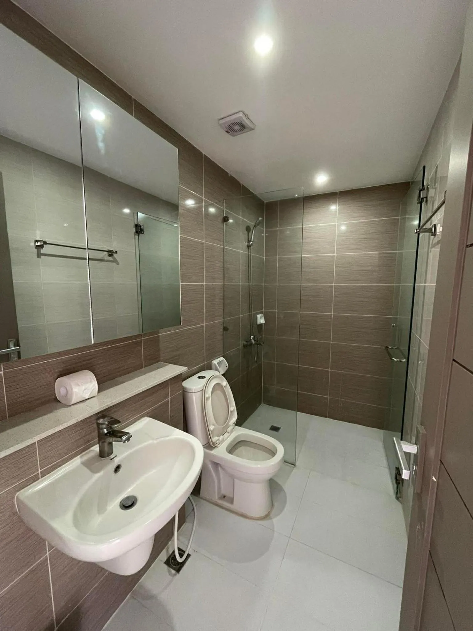 Bathroom in Chequers Suites Subic Bay