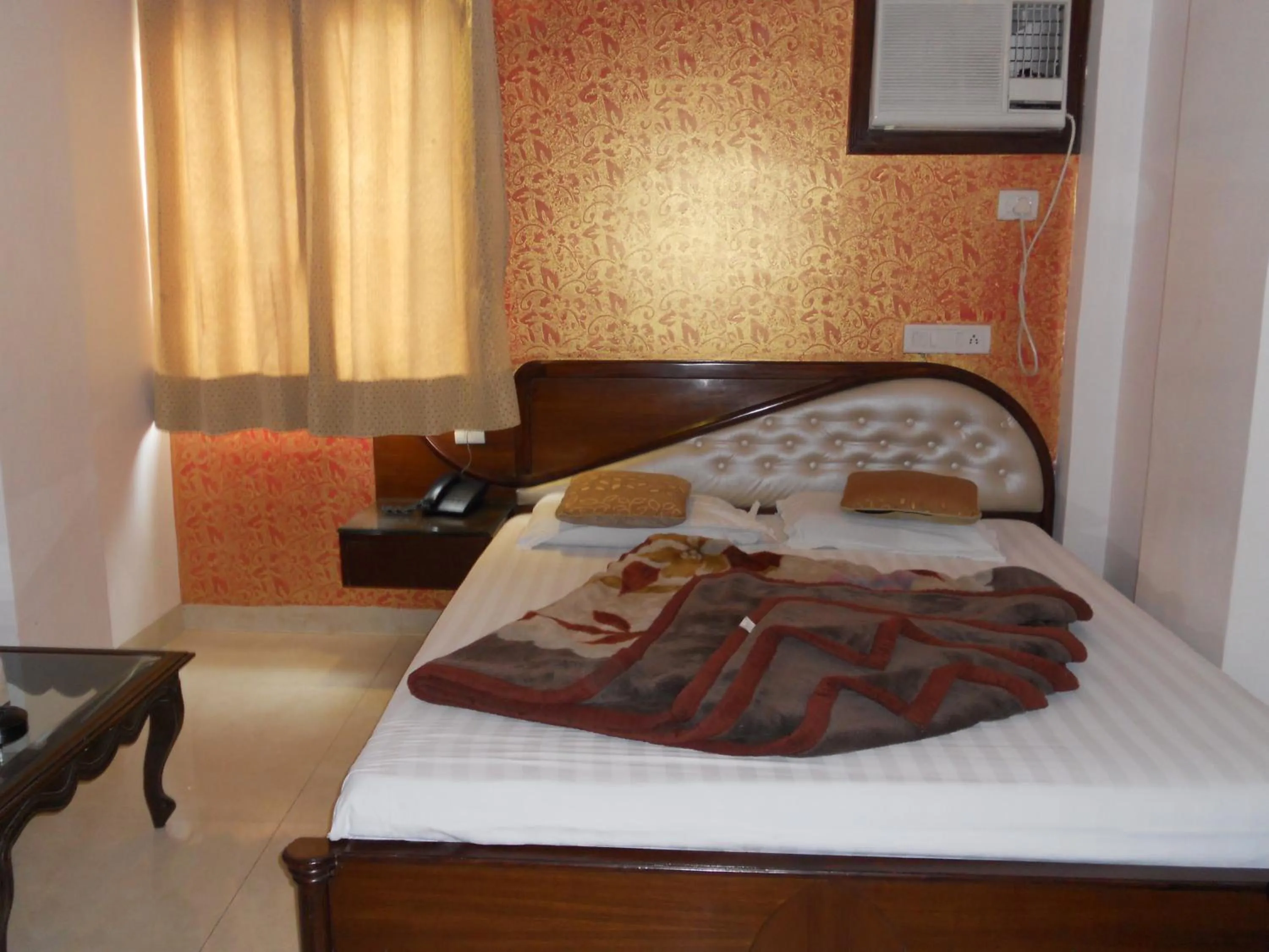 Bedroom, Bed in Amax Inn