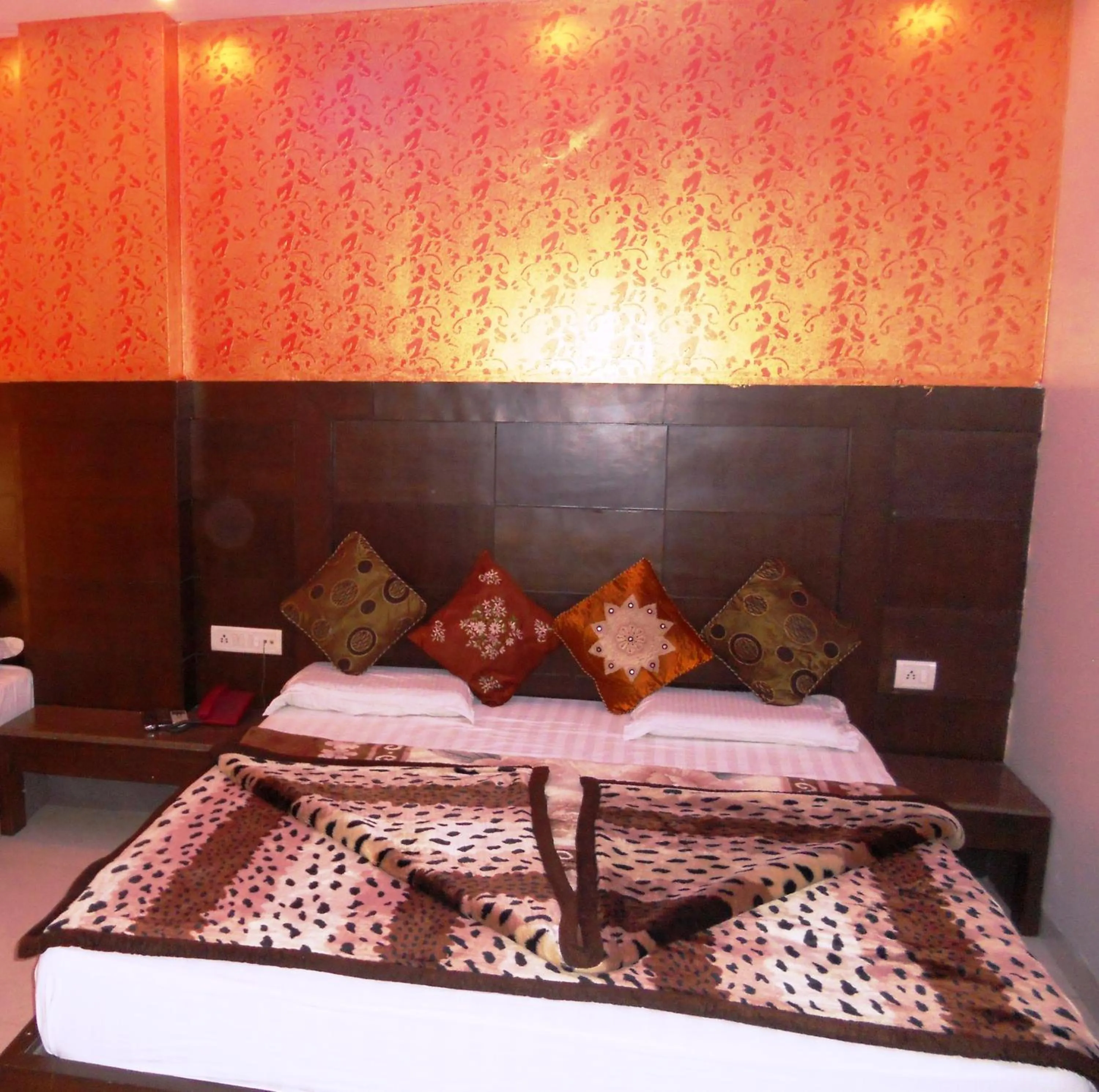 Bedroom, Bed in Amax Inn