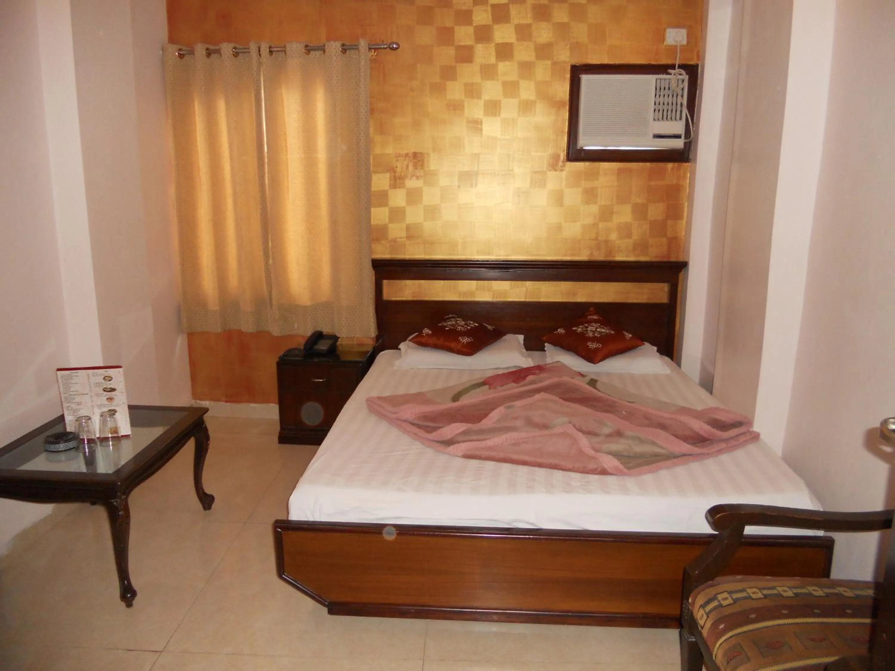 Bedroom, Bed in Amax Inn