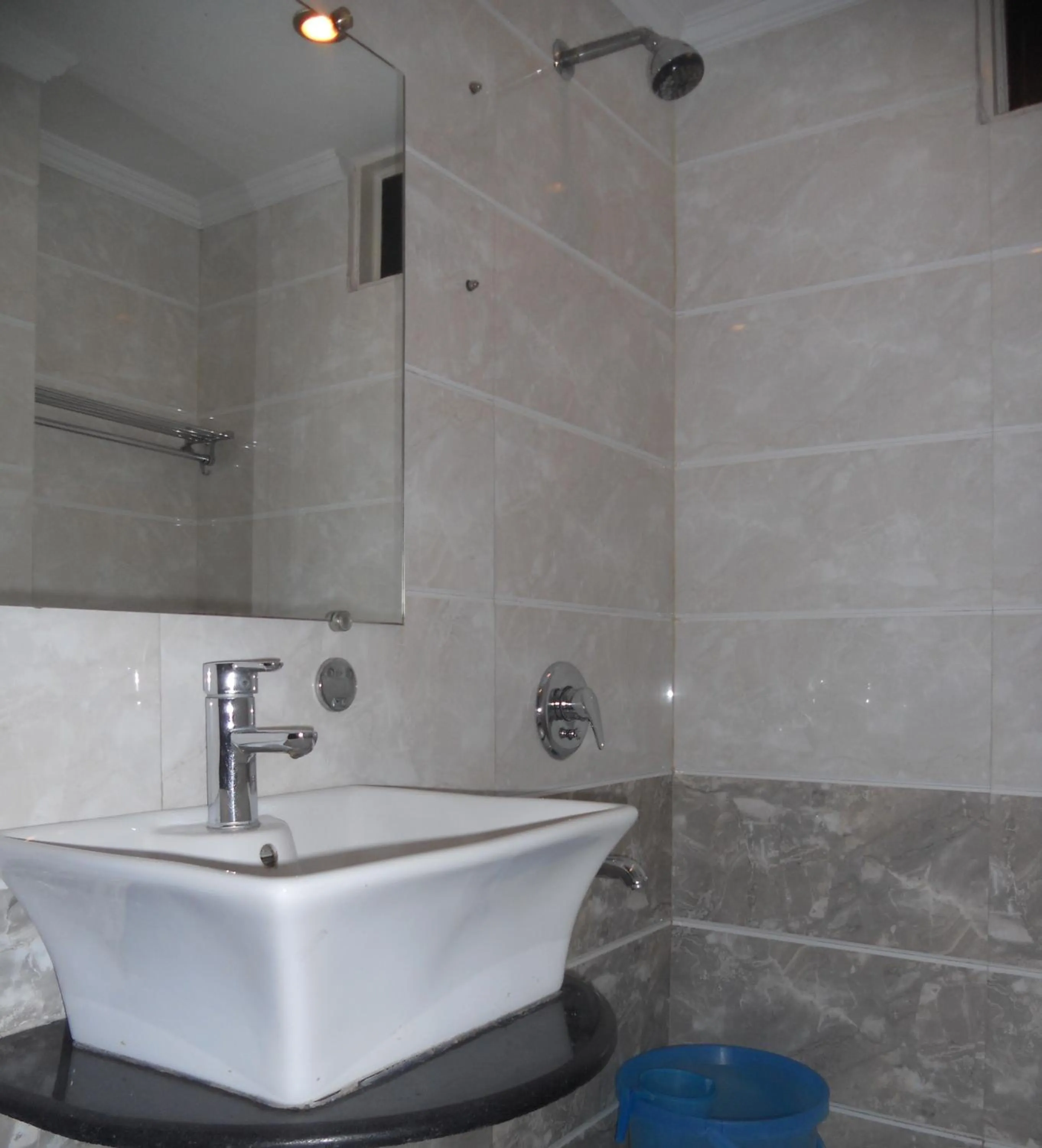 Bathroom in Amax Inn