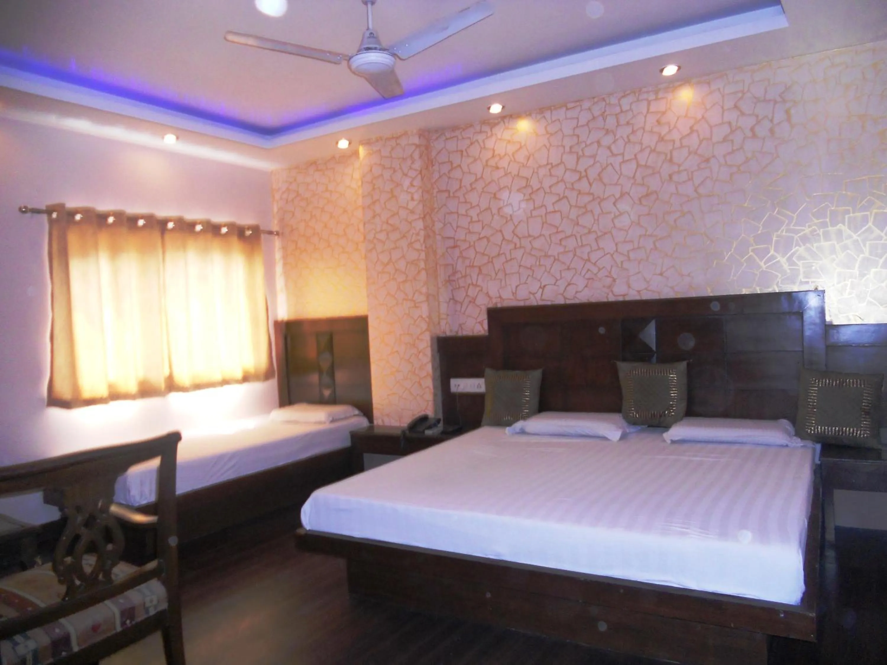 Bedroom, Bed in Amax Inn