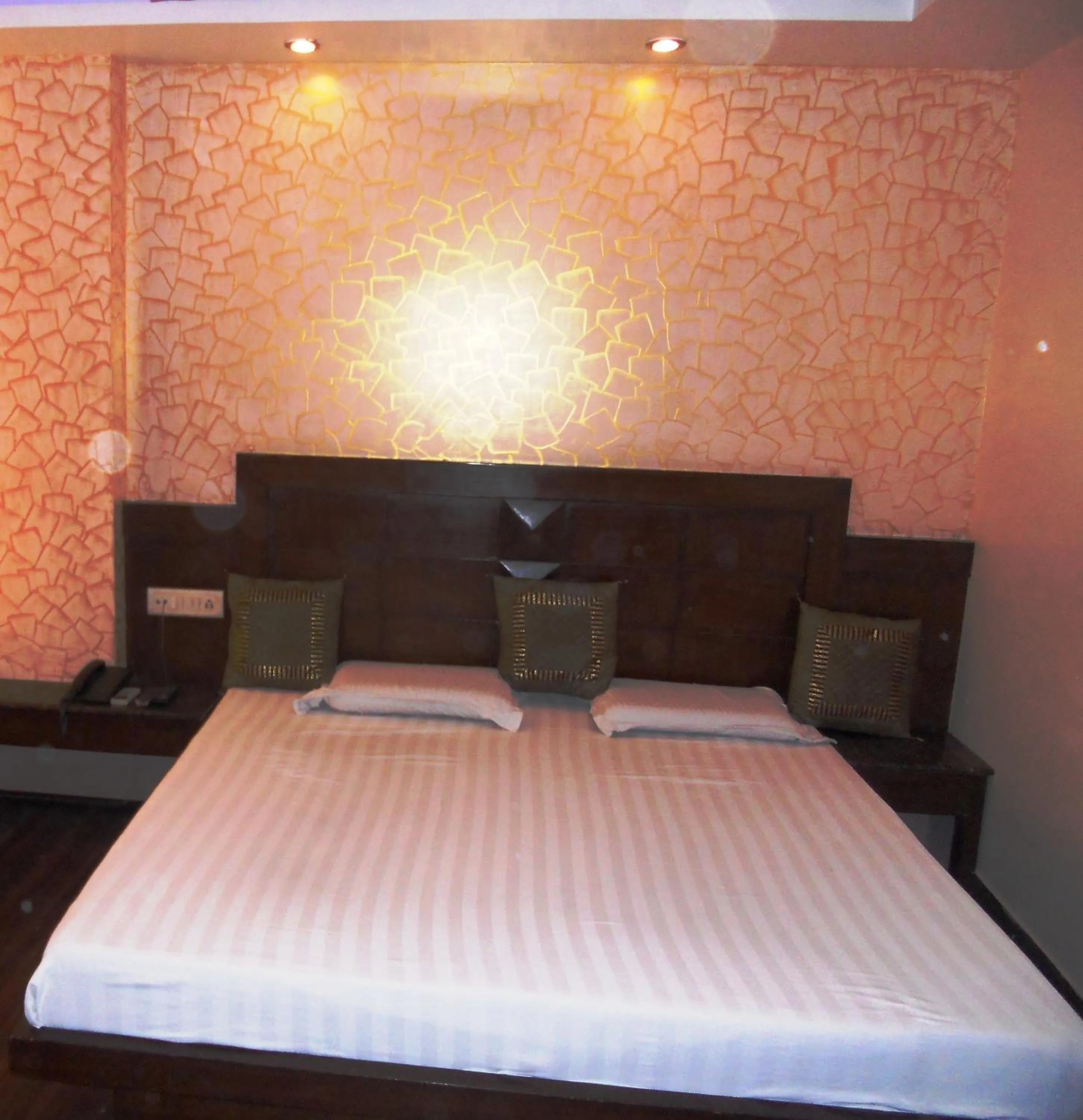 Bedroom, Bed in Amax Inn