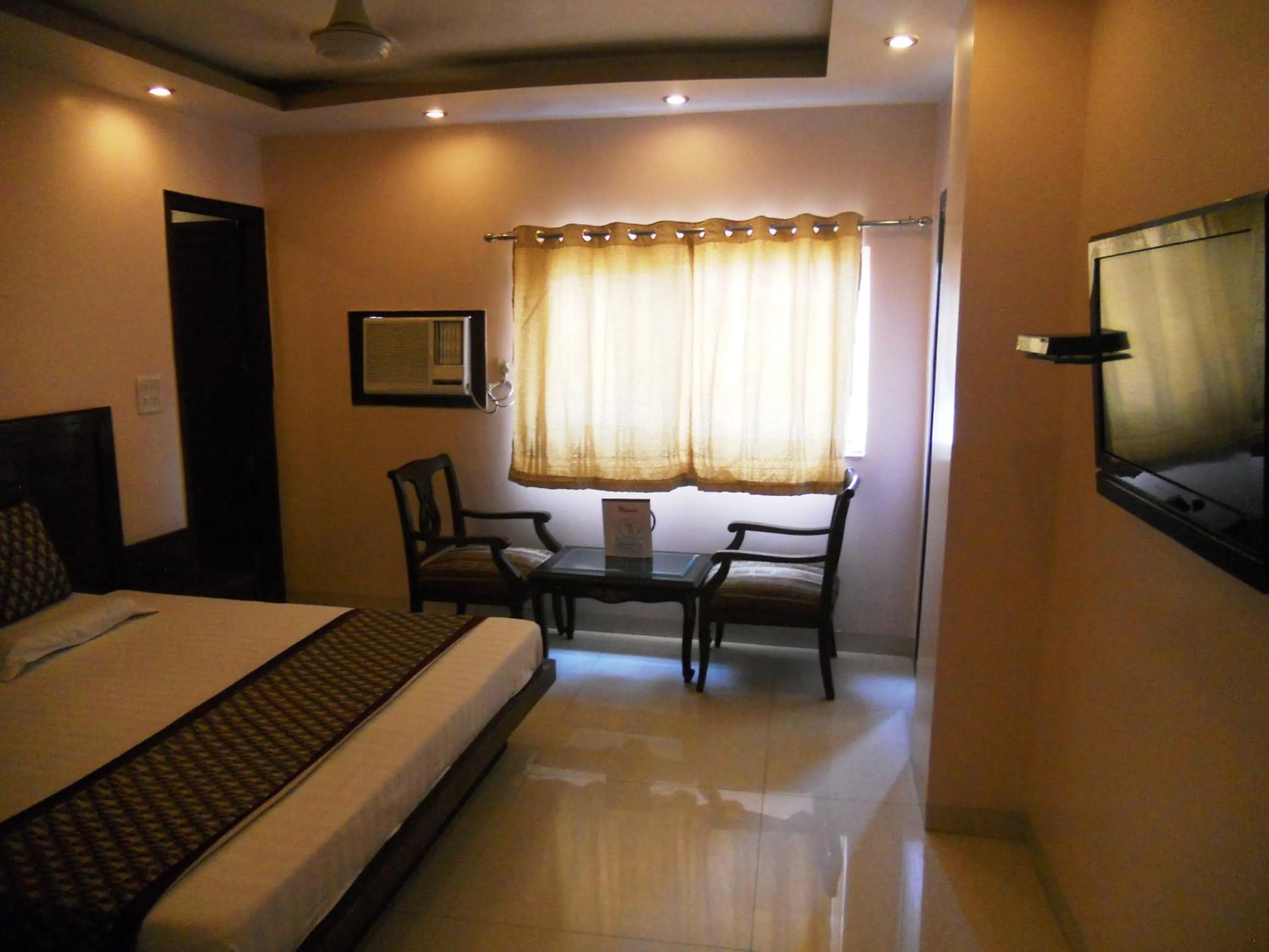 Bedroom, Bed in Amax Inn