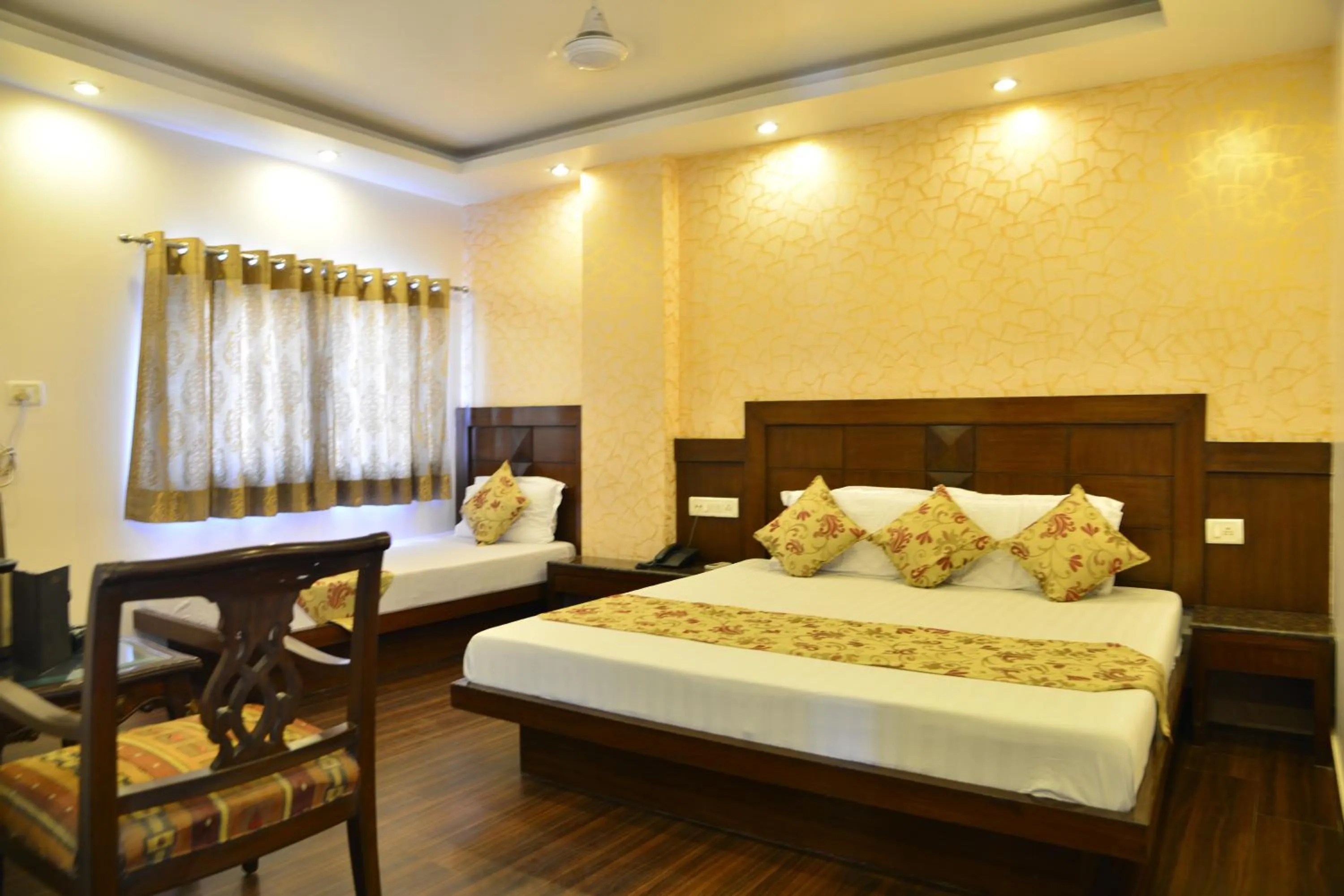 Bedroom, Bed in Amax Inn