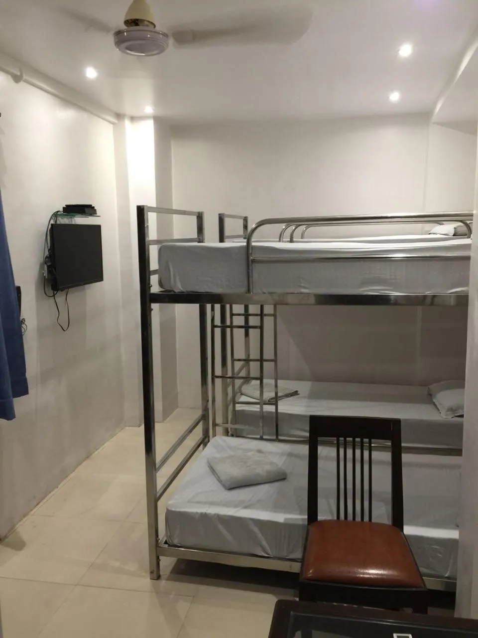 bunk bed, Bed in Amax Inn