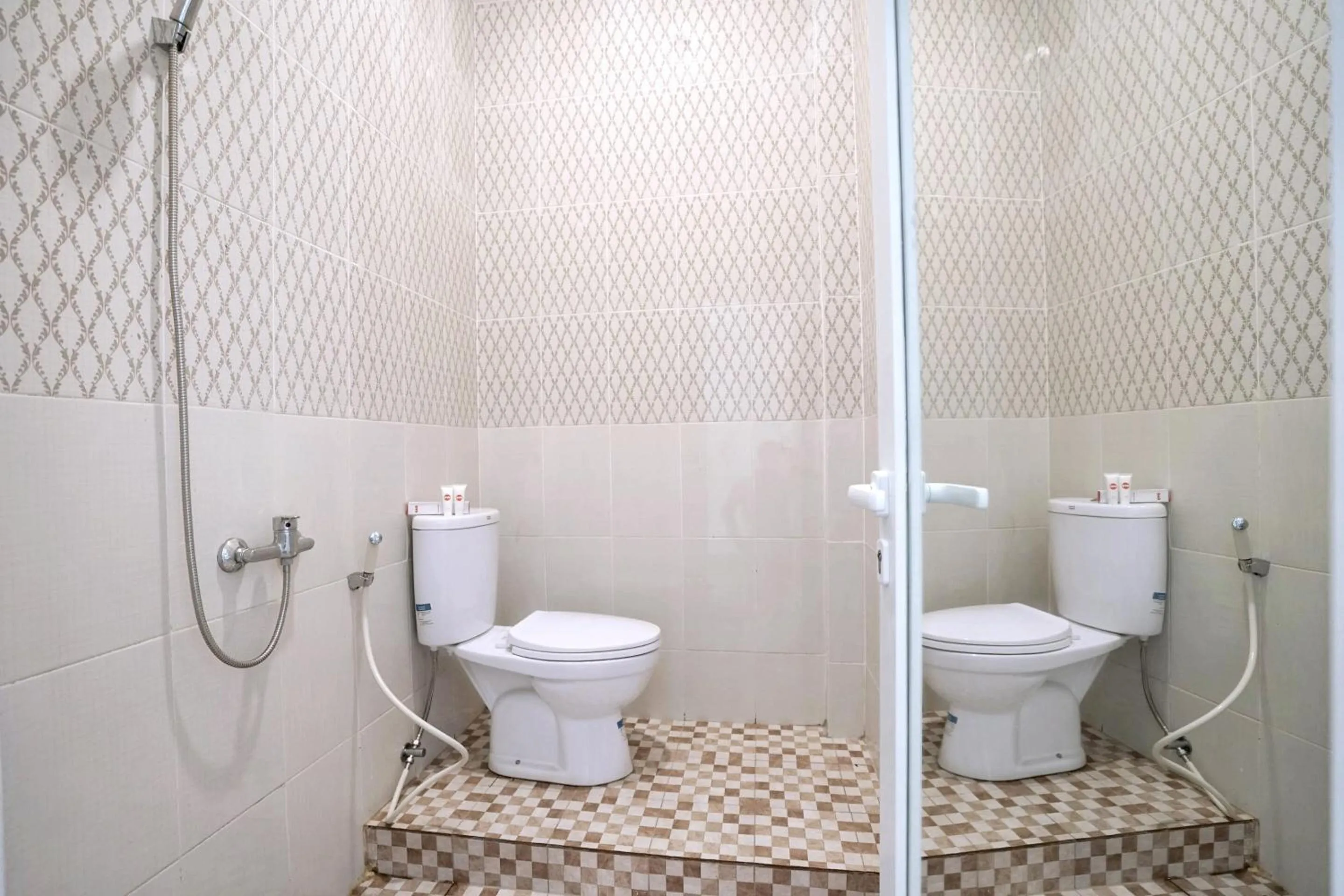 Bathroom in OYO Life 1299 Balcony Orange Homestay