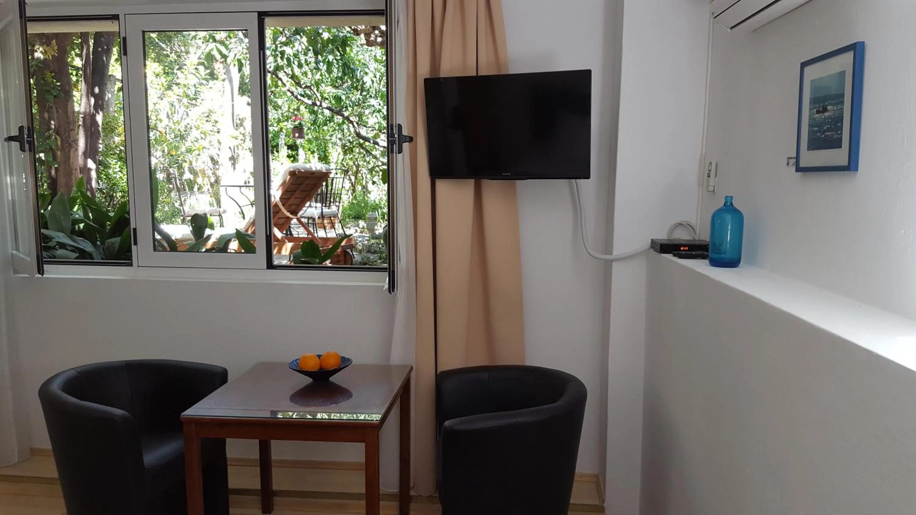 Seating area in Turtle Apartments
