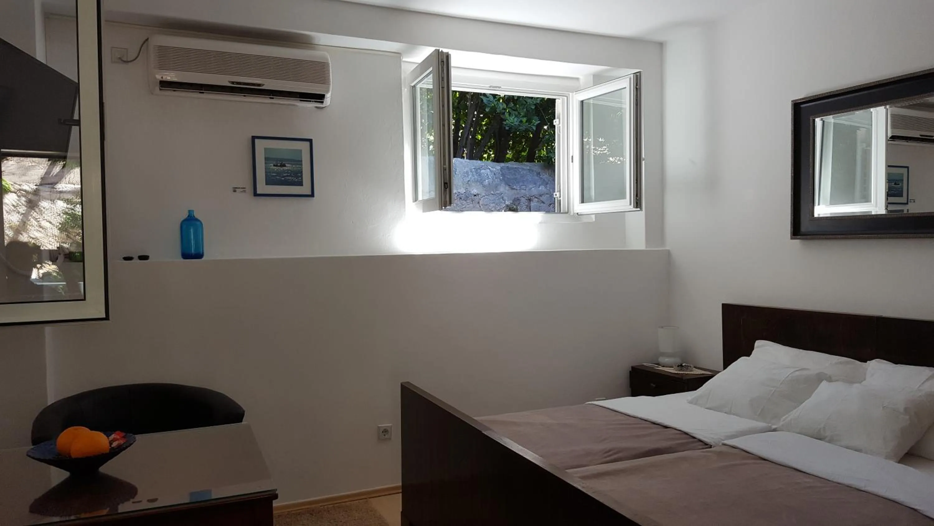 Seating area, Bed in Turtle Apartments