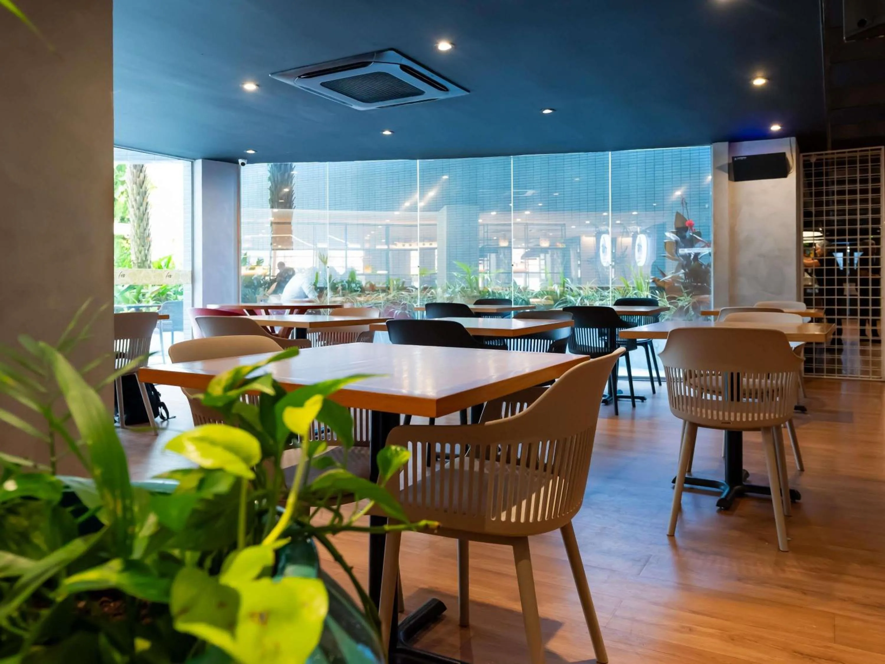 Restaurant/places to eat in Ibis Styles Belém Hangar