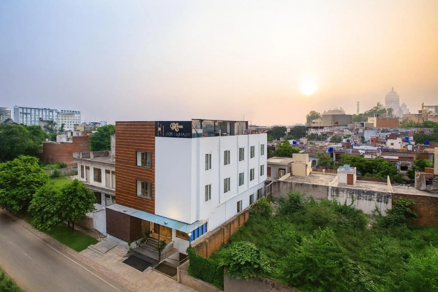 Property building in HOTEL TEN SQUARE - 5 Minutes from The Taj Mahal