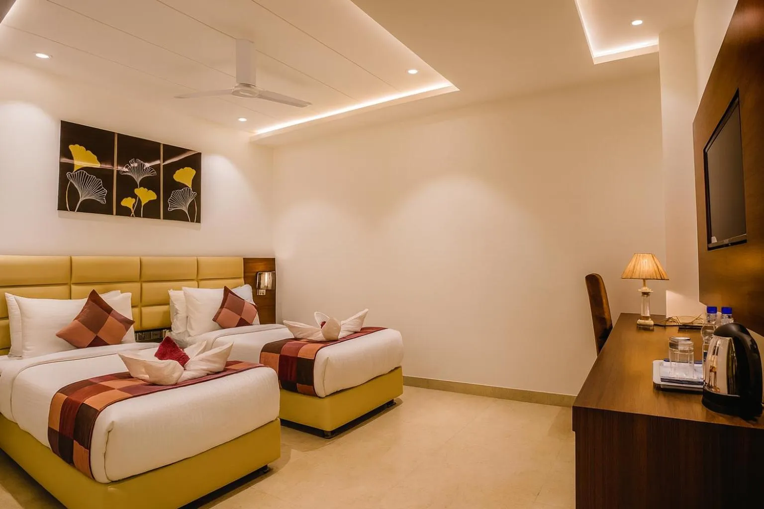 Bed in HOTEL TEN SQUARE - 5 Minutes from The Taj Mahal