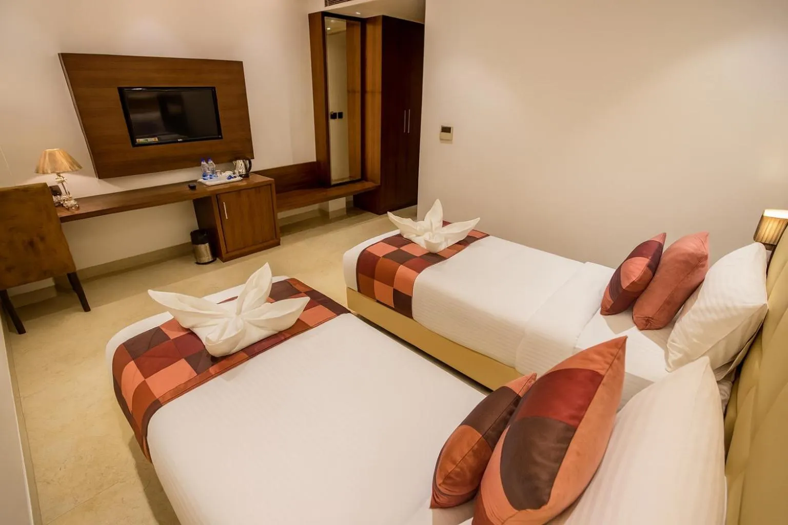 Bed in HOTEL TEN SQUARE - 5 Minutes from The Taj Mahal