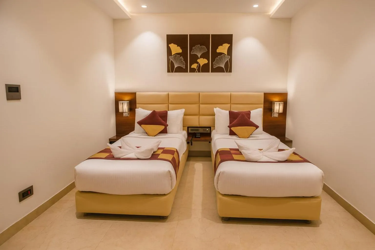 Bed in HOTEL TEN SQUARE - 5 Minutes from The Taj Mahal