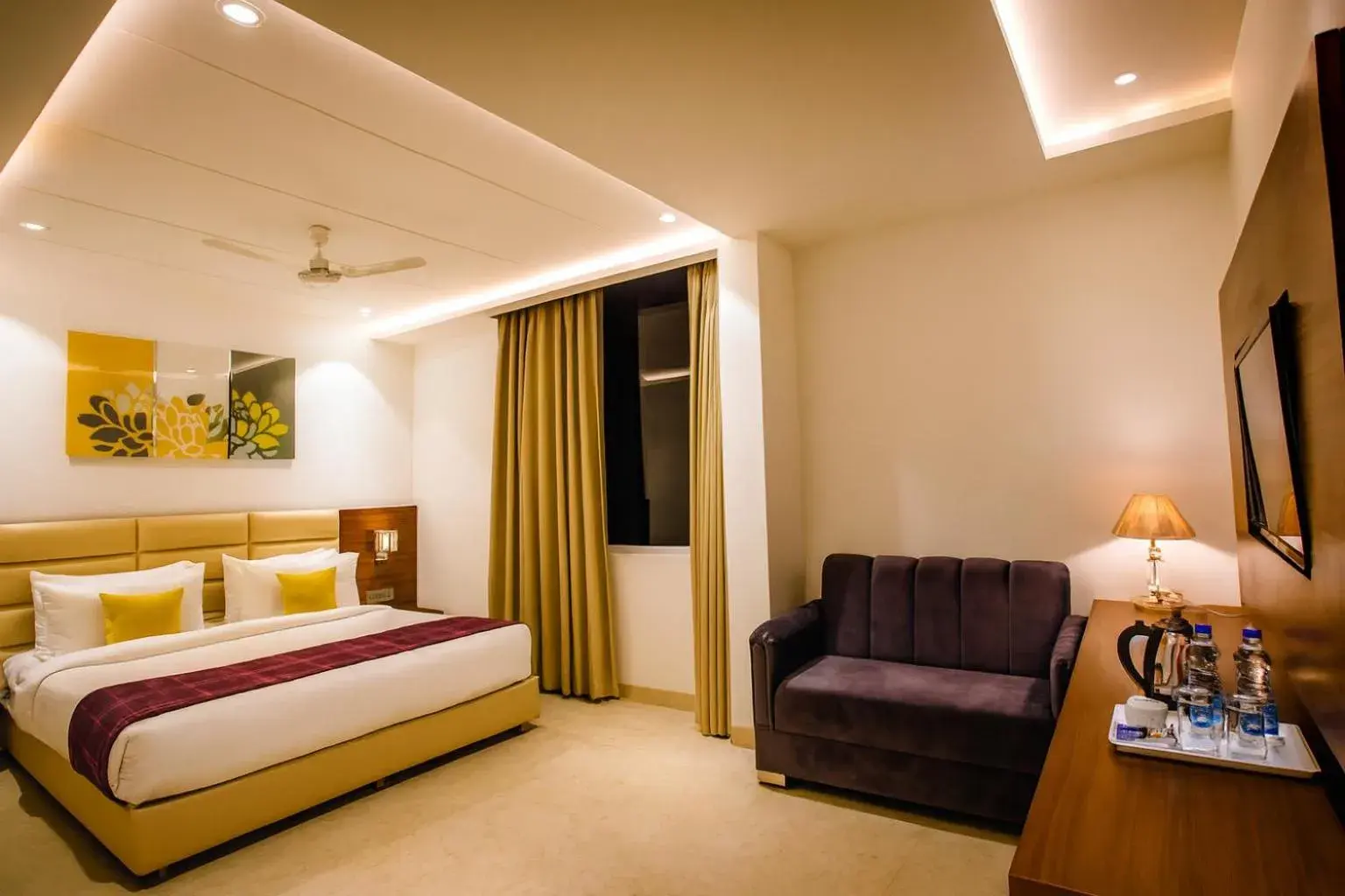 Super Deluxe Room in HOTEL TEN SQUARE - 5 Minutes from The Taj Mahal Super Deluxe Room in HOTEL TEN SQUARE - 5 Minutes from The Taj Mahal