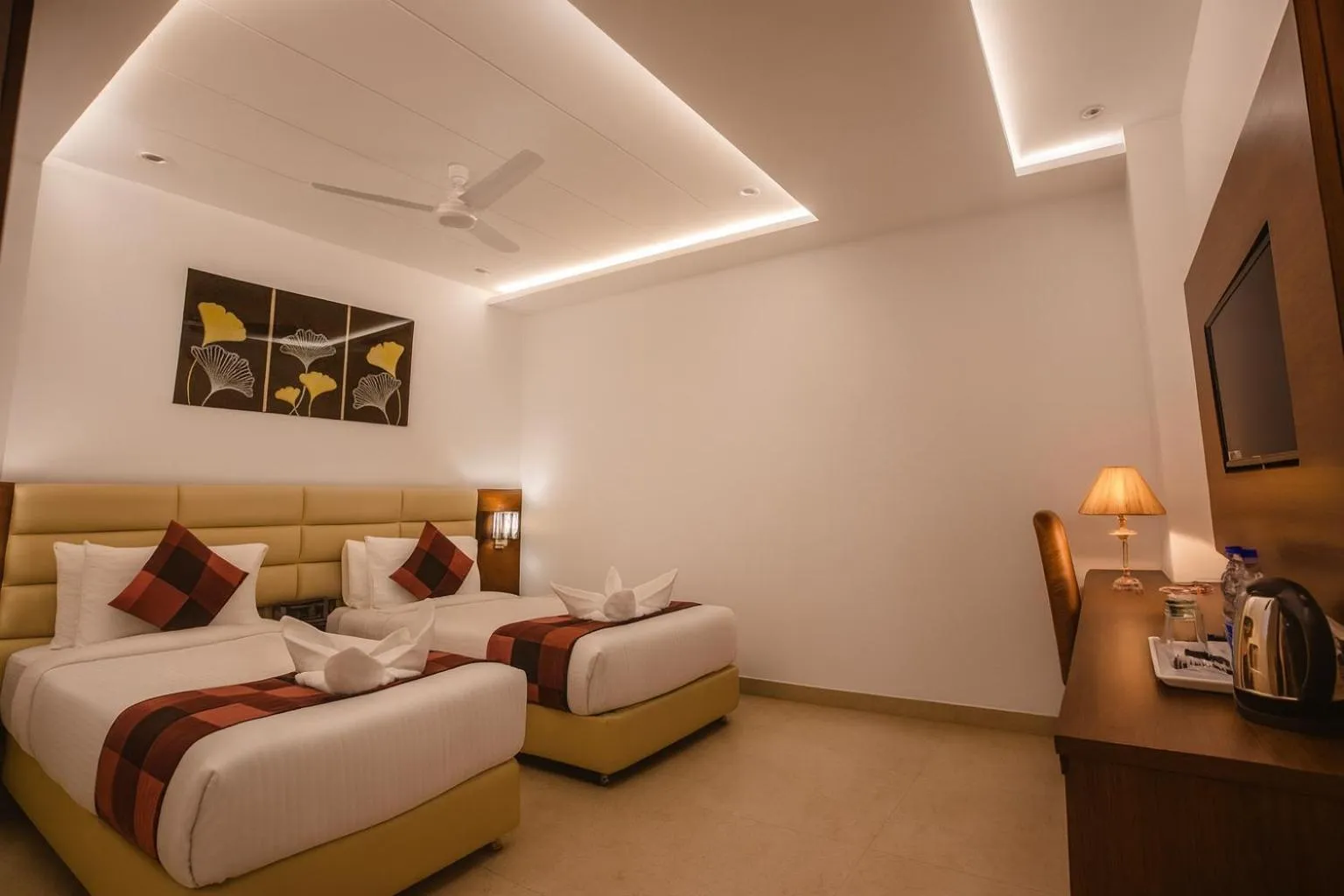 Bed in HOTEL TEN SQUARE - 5 Minutes from The Taj Mahal