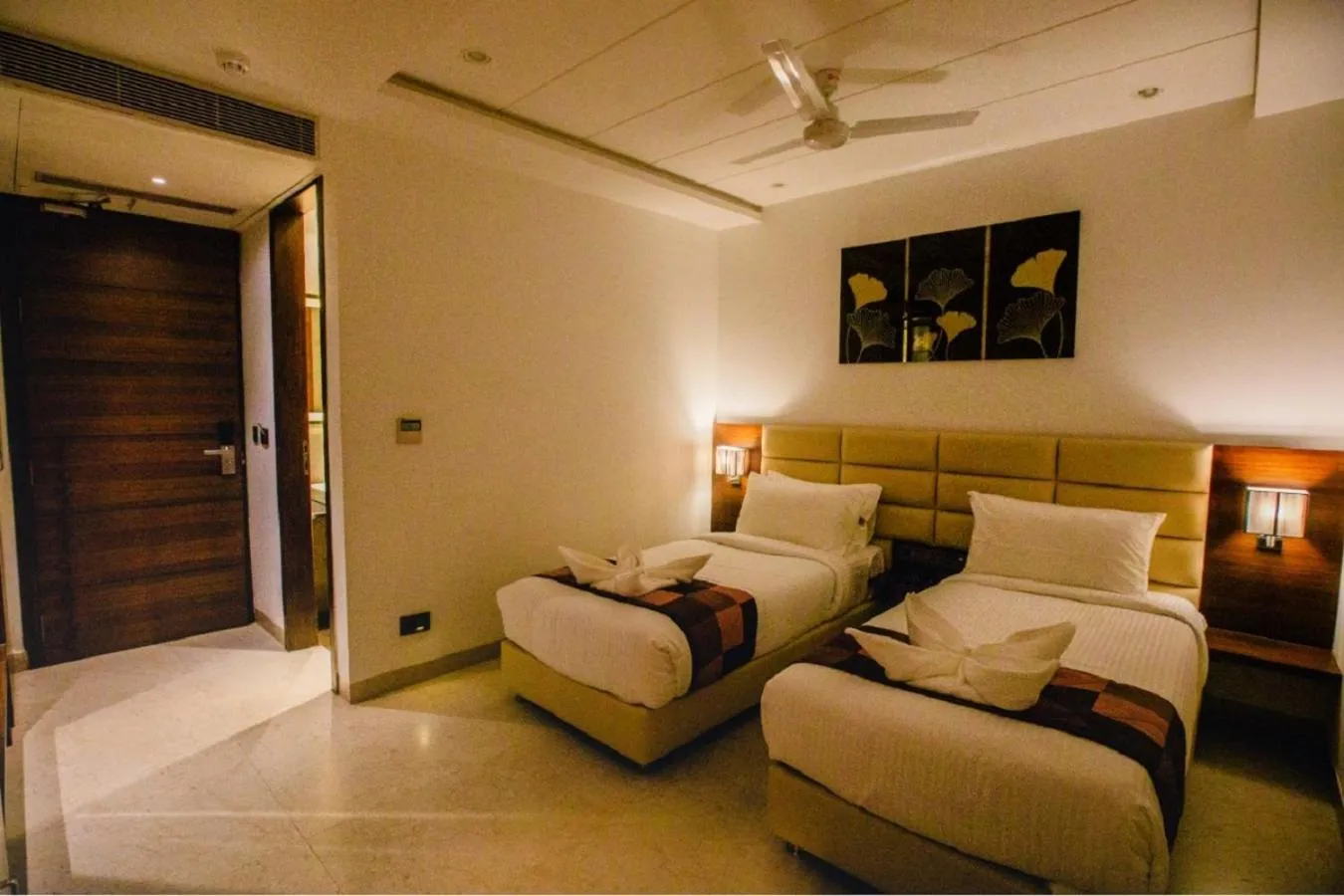 Executive Twin Bed Room in HOTEL TEN SQUARE - 5 Minutes from The Taj Mahal